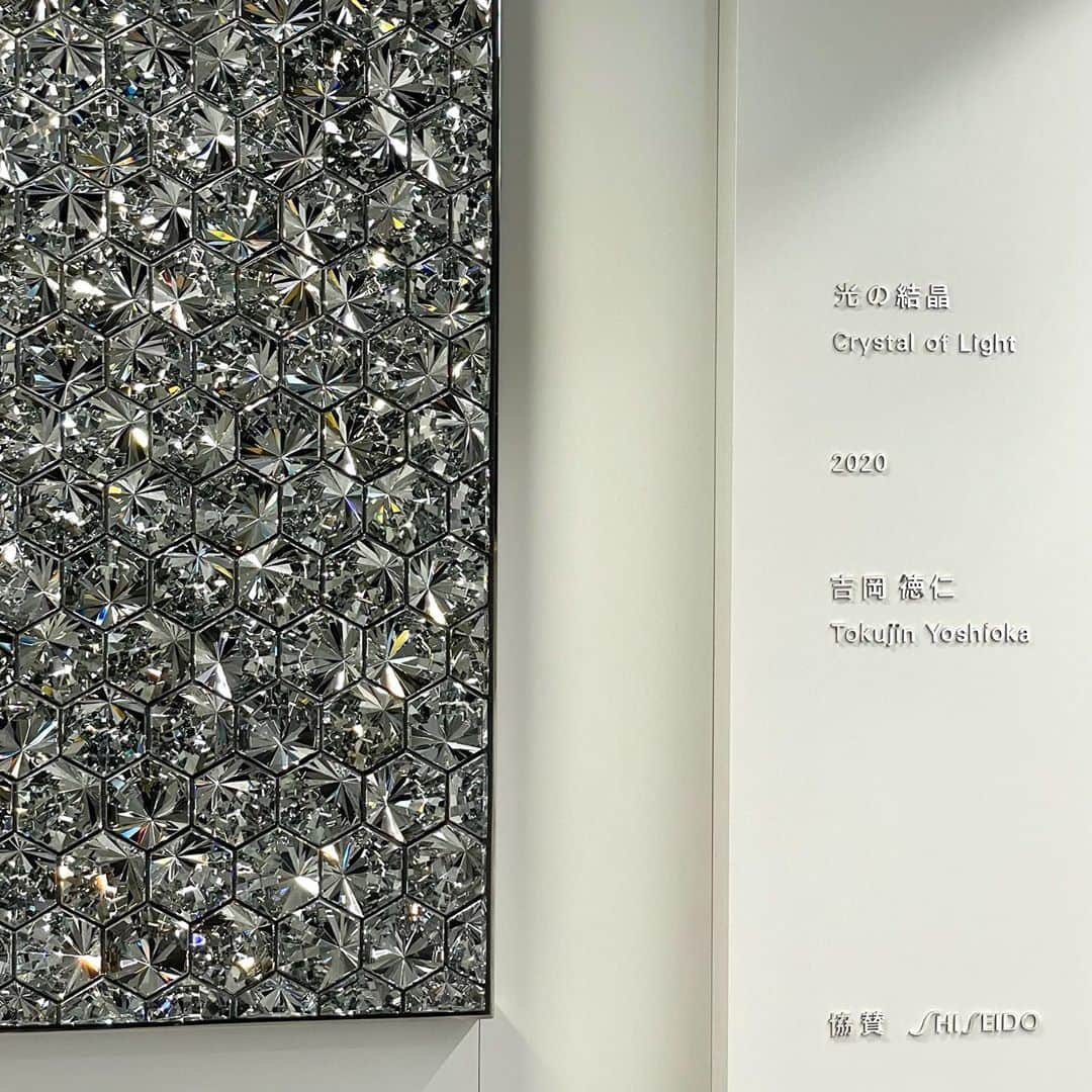 林信行さんのインスタグラム写真 - (林信行Instagram)「銀座駅が今日の始発からリニューアルオープン。  Ginza station, the oldest metro station in Japan has a fresh new look. Shiseido has donated a public art called “Crystal of Light” by Tokujin Yoshioka to the station that represents “decency, elegance and luxury.”  「上品さ、優雅さ、高級感」をキーワードにした、この駅に吉岡徳仁さんによるパブリックアートが、この地で創業した資生堂からの寄贈という形で設置されることになりました。 　吉岡さんが２年半かけてつくったのは636個のズッシリと重いクリスタルがきらめく重さ２トンの光の彫刻「Crystal of Light（光の結晶）」。 　「地球に生きるものとして世界がひとつになる」という平和への願いを込めて、実は世界地図をモチーフにしていると言います。クリスタルはいくつか形のパターンがあるのですが、これを並べるときに、メルカトル図法の日本でお馴染みの世界地図をモチーフに配置を考えたというもので、目を凝らしても世界地図が浮かび上がってくるわけではありませんが、背景を聞いて１つ１つのきらめきが世界中に散らばったステキなことに取り組んでいる人たちのようにも感じられました。 　銀座と言えば、1934年、日本最古の地下鉄、銀座線の名前にもなっている駅で、今日でも東京メトロの駅で乗降者数は４番目。 　この駅を終電から始発までの、わずかな時間などを使ってコツコツとリニューアルを行なってきて、ようやく公開されたのが今日ですが、まだ出入口などリニューアルが終わっていない箇所もあり、すべてのリニューアルが終わるのは2023年の予定ということでした。 　では、今回のリニューアルで、何がどう変わったのか？この駅に乗り入れるのは銀座線、丸の内線、日比谷線の３路線。今いるのがどの路線の駅かわかりやすいように銀座線は「GINZA」の「G」の文字を元にした丸く黄色いロゴ「レモンイエロー」、丸の内線は「M」の真ん中を切り取った三角形をモチーフにしたチェリーレッド、そして日比谷線は「H」をかたどった四角いシルバーホワイトという模様をつくり、これが柱などに散りばめられ、天井も丸、三角、四角の形が埋め尽くすという頭上のサインを見ても迷う海外からの訪日観光客らにもわかりやすく、バリアフリーな駅にすることを目指している。 　その１つの象徴とも言えるのが、各路線の一番大きい改札のところにある「オリエンテーション」という頭上絵。これが頭上にどんな建物が立っているかを表しており、銀座の地上の様子には詳しいが、地下街は苦手という人にも良い空間認識のヒントを与えている。 　また日本でもっとも歴史がある地下鉄駅ということもあり、銀座線のホームでは壁一面に、この駅の歴史がわかる写真年表が掲げられるようになった。 　この他にも、壁を無駄なポスター広告で埋める代わりに、ところどころに創業当時の銀座駅の躯体（くたい）を覗かせる光箱を用意したり、地上の出入口も、その出入り口から一番近い地下鉄のラインカラーでライトアップするなどの変化が。 　私が好きな地下通路のギャラリーも少し広くなり、ビジネスマンが立ち止まってメールなどを書けるスタンディングのワークスペースも設置されている（天井と床に不燃木を使った優しい見た目になっている）。 　今日、銀座に出勤の人は、ぜひ少し早めに出発して新しい駅を眺めてみよう。 　なかなか銀座に行く機会がない人は、これをいいわけに帰りに寄り道をしてみよう。  #GinzaStation #銀座駅 #TokyoMetro #東京メトロ #CrystalOfLight #光の結晶 #TokujinYoshioka #吉岡徳仁 #Shiseido #資生堂」10月16日 5時11分 - nobihaya
