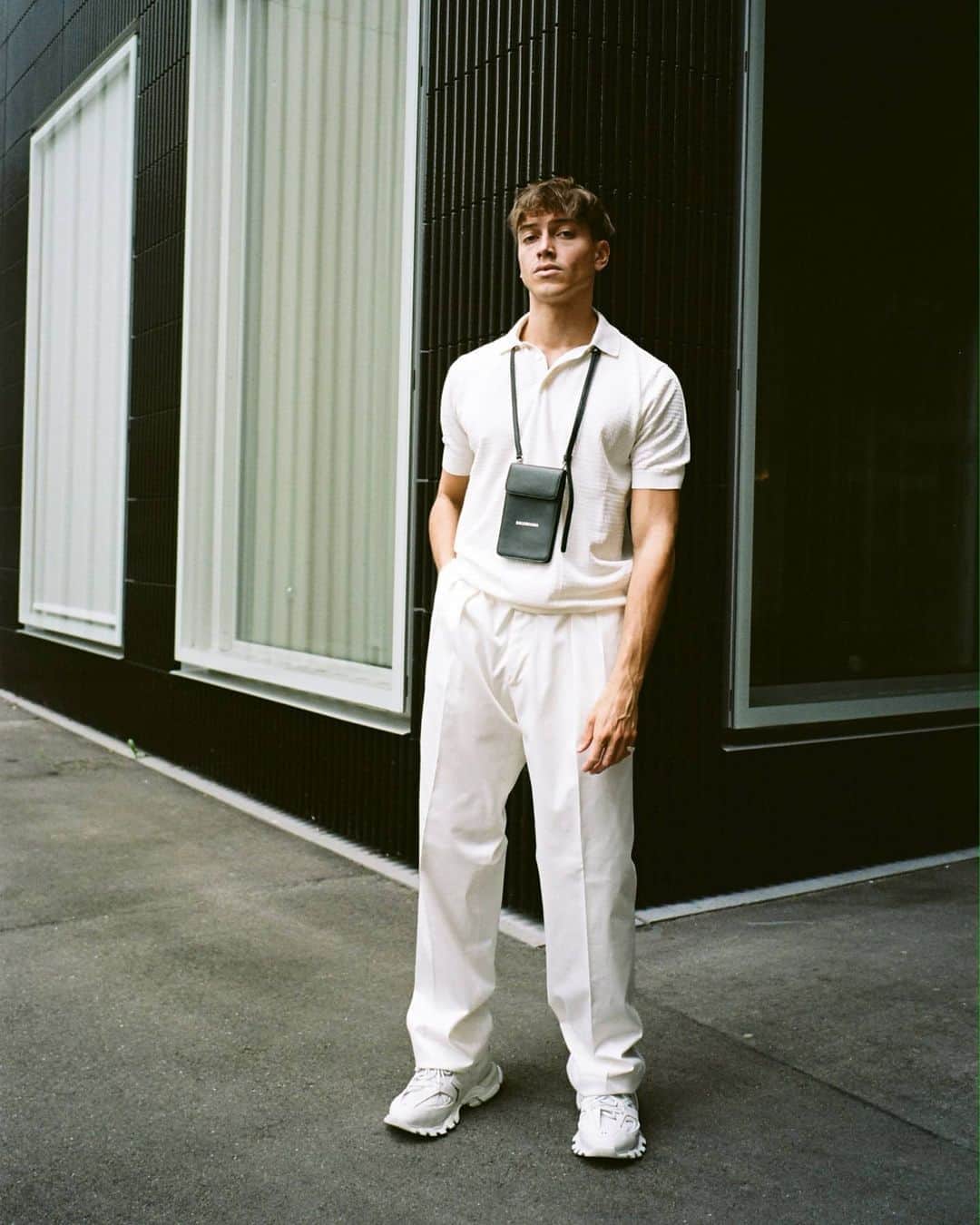 MR PORTERのインスタグラム：「A modern masterpiece. Mr @morgan_mesple road-tests minimal staples from the #MRPORTERxItalianMasters capsule collection. Polo @lardiniofficial and trousers @de_petrillo. Tap the link in bio to borrow his look. #FriendsofMRPORTER」