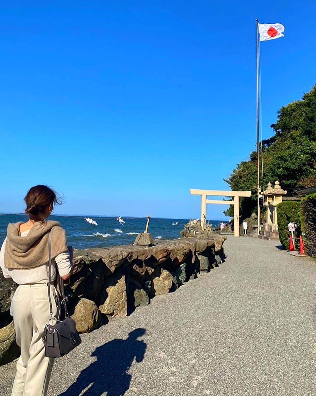 里海さんのインスタグラム写真 - (里海Instagram)「#二見興玉神社 #伊勢志摩  ⛩🇯🇵  伊勢神宮や周辺巡り⛩ たくさんの方に周り方など教えてもらって、勉強しながら参拝してます✨  #夫婦岩」10月16日 5時18分 - satoumi0330