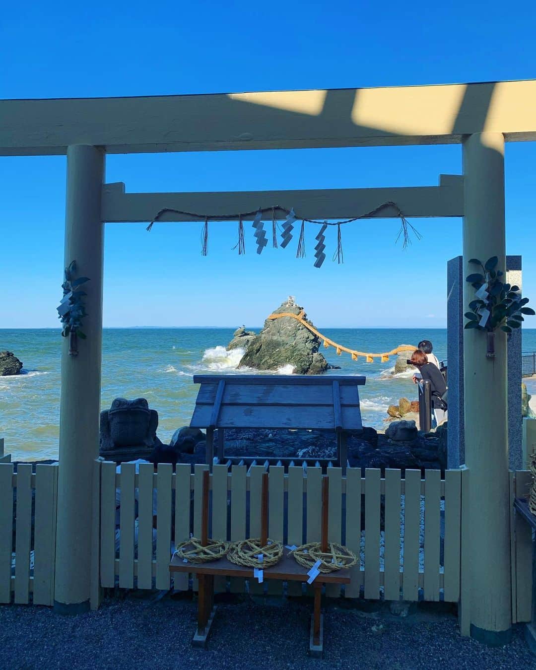里海さんのインスタグラム写真 - (里海Instagram)「#二見興玉神社 #伊勢志摩  ⛩🇯🇵  伊勢神宮や周辺巡り⛩ たくさんの方に周り方など教えてもらって、勉強しながら参拝してます✨  #夫婦岩」10月16日 5時18分 - satoumi0330