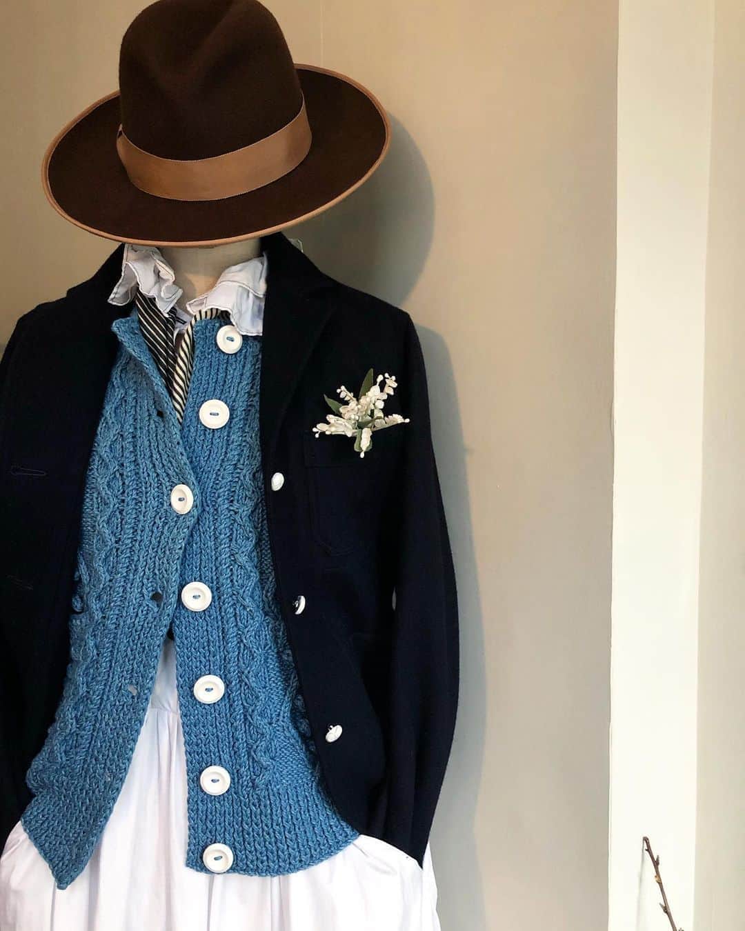 のインスタグラム：「Why I love so much white colour buttons.Could be because matching so well with blue or navy colour?☺️💙白い色のボタンが好きすぎる。#Colenimo #madeinlondon #leatherbuttons #colenimoshop #columbiaroadflowermarket」
