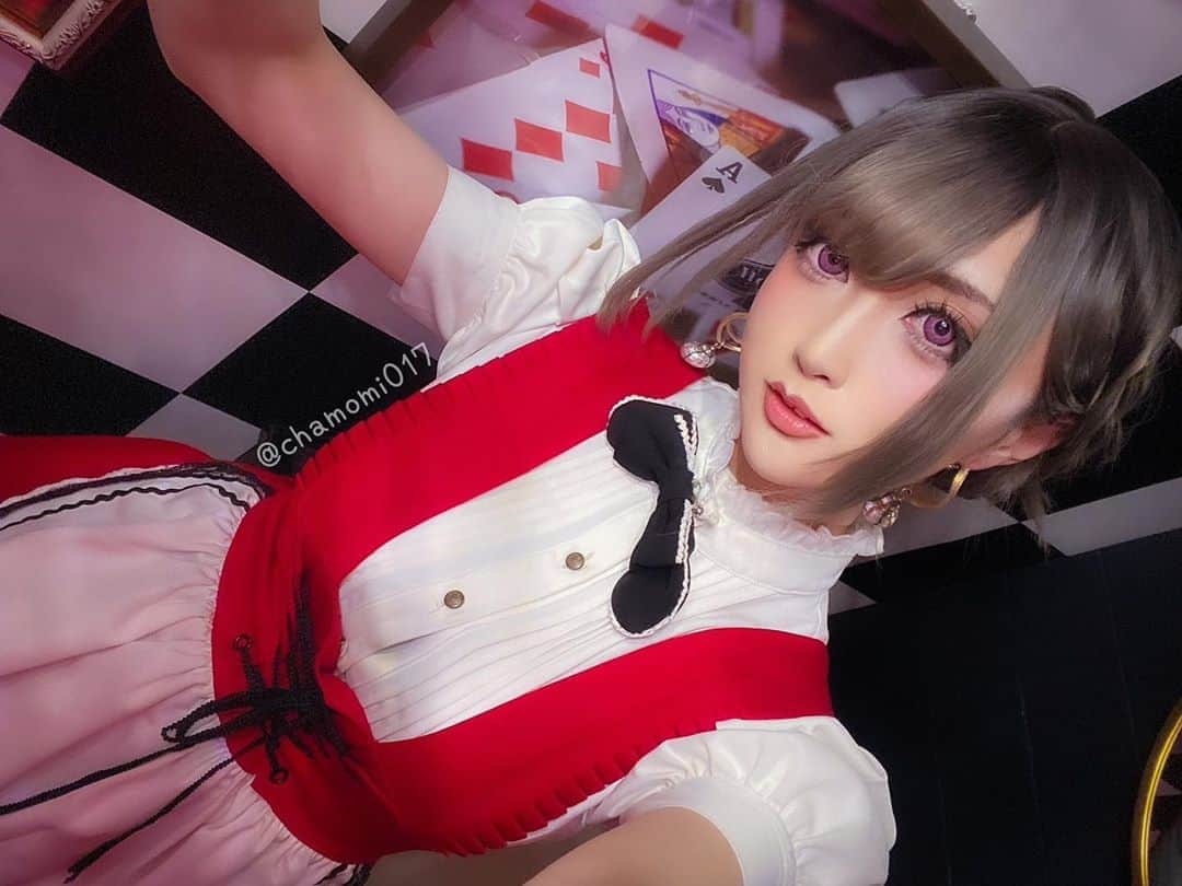 のインスタグラム：「可愛いアリスな店内でイベントします!!  ♣️ワンダーランド撮影＆一日店長♣️ 2020年10月31日(土) 新宿 ♦️撮影会 10:00〜16:00 衣装2着 ♦️一日店長 18:00〜21:00  参加お待ちしてます٩( 'ω' )و ▼申し込みと詳細はこれを見てね▼ ‪https://lineblog.me/chamiblog/archives/2364737.html‬  ♥️♠️♦️♣️♥️♠️♦️♣️  フードメニューには カモミール手作りカレーライス カモミール手作り豚汁(お味噌汁) があります！！  手作りメニューは今回が初めてなので頑張ります\( *´ω`* )/  ♥️♠️♦️♣️♥️♠️♦️♣️  シャンパンの申し込みは 16日12:00まで！！！！  シャンパン特典が決まりました！  ■アルコールノンアルセット注文で セット限定アリス柄チェキとブロマイド3枚セット  ■アルコール注文で おえかきチェキ1枚プレゼント  ■ノンアルコールご注文で ブロマイド3枚プレゼント  今回はなんと光るシャンパン！！ 初めて光るシャンパンを見るから楽しみィィィ！！ぜひぜひゲットしてね\( *´ω`* )/  #ワンダーランド #アリス #コンセプト #カフェ #新宿 #歌舞伎町 #シャンパン #オリジナルドリンク #手作りフード #豚汁 #カレー #美味しいよ #お楽しみに #参加 #待ってます  イベントこれない方向けに遠隔も用意しました！！ 詳細はBOOTHとブログを見てね！！」