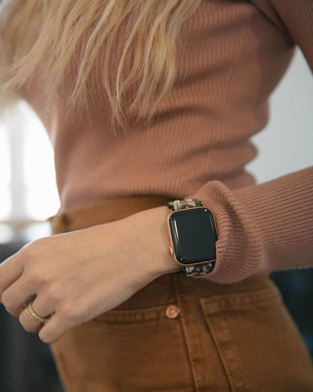 Amber Fillerup Clarkさんのインスタグラム写真 - (Amber Fillerup ClarkInstagram)「I got my Apple Watch a few months ago to track my fitness progress and also so I wouldn’t have to have my phone on me so much. I have run into the issue that the Apple bands don’t go with all my looks - if ya know ya know 😂 these @sparklbands are made from up cycled designer bags (this one I’m wearing is Dior!) and how pretty is it?!? I love them so much! I have a few others that I am showing you over on my stories! http://liketk.it/2YRse #liketkit @liketoknow.it #ad」10月16日 5時35分 - amberfillerup