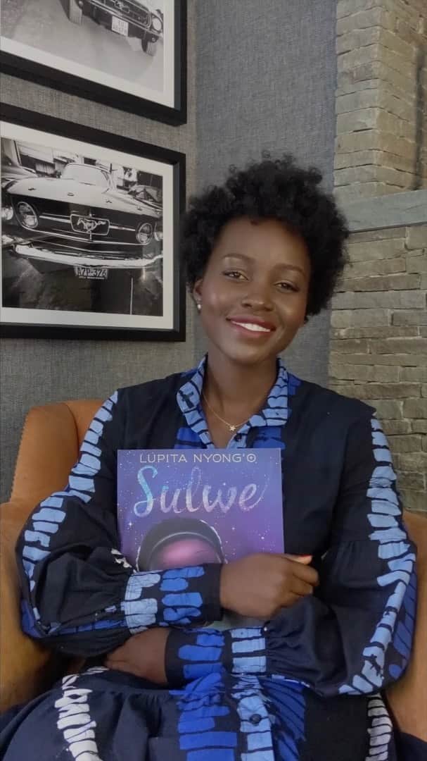 ルピタ・ニョンゴのインスタグラム：「Your embrace of this story has been one of my life's greatest joys. I'm celebrating today that I can now hold in my two hands a copy written in Kenya's national language, Swahili. ✨  "African languages are not on a lower rung on a ladder to an English heaven... Use English... but don't let English use you..." - Ngūgī Wa Thiong'o  Sulwe is available in Luo and Swahili in partnership with @BunkBooks. Find it at @MumsVillage and @TextbookCentre.」