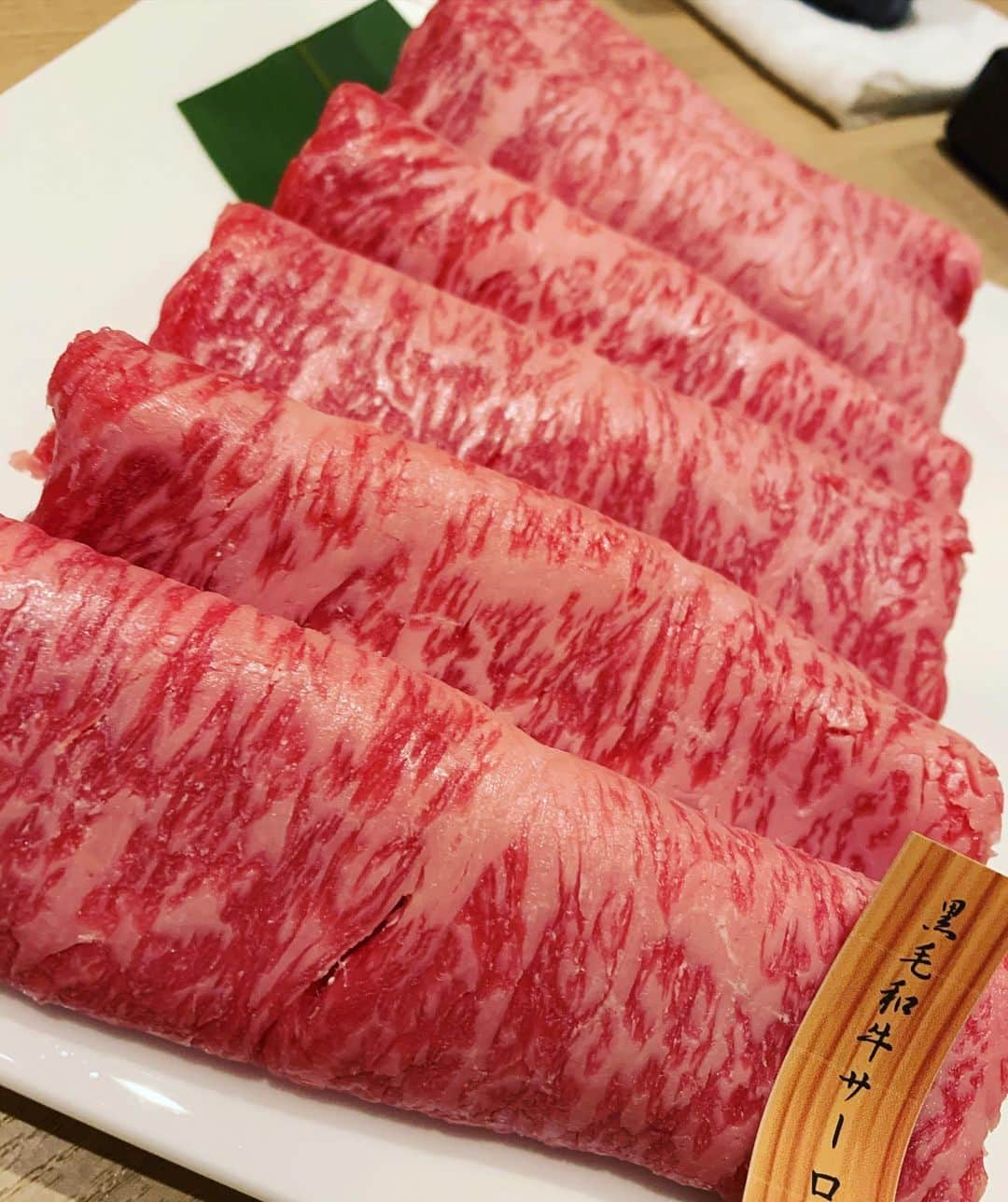 のインスタグラム：「昔から梨久が大好き〜💖  久しぶりに肉厚のすき焼きたべて幸せ😘😘😘  #コンセプトカフェ#カフェ#コンカフェ#メイドカフェ#可愛い#プティパルフェ#コスプレ#女子高生#萌え#大須#可愛い#cute#アールズカフェ#錦#キャバクラ#名古屋#YouTube#イチナナ#17#生配信#ライバー募集#バースデー#すき焼き」