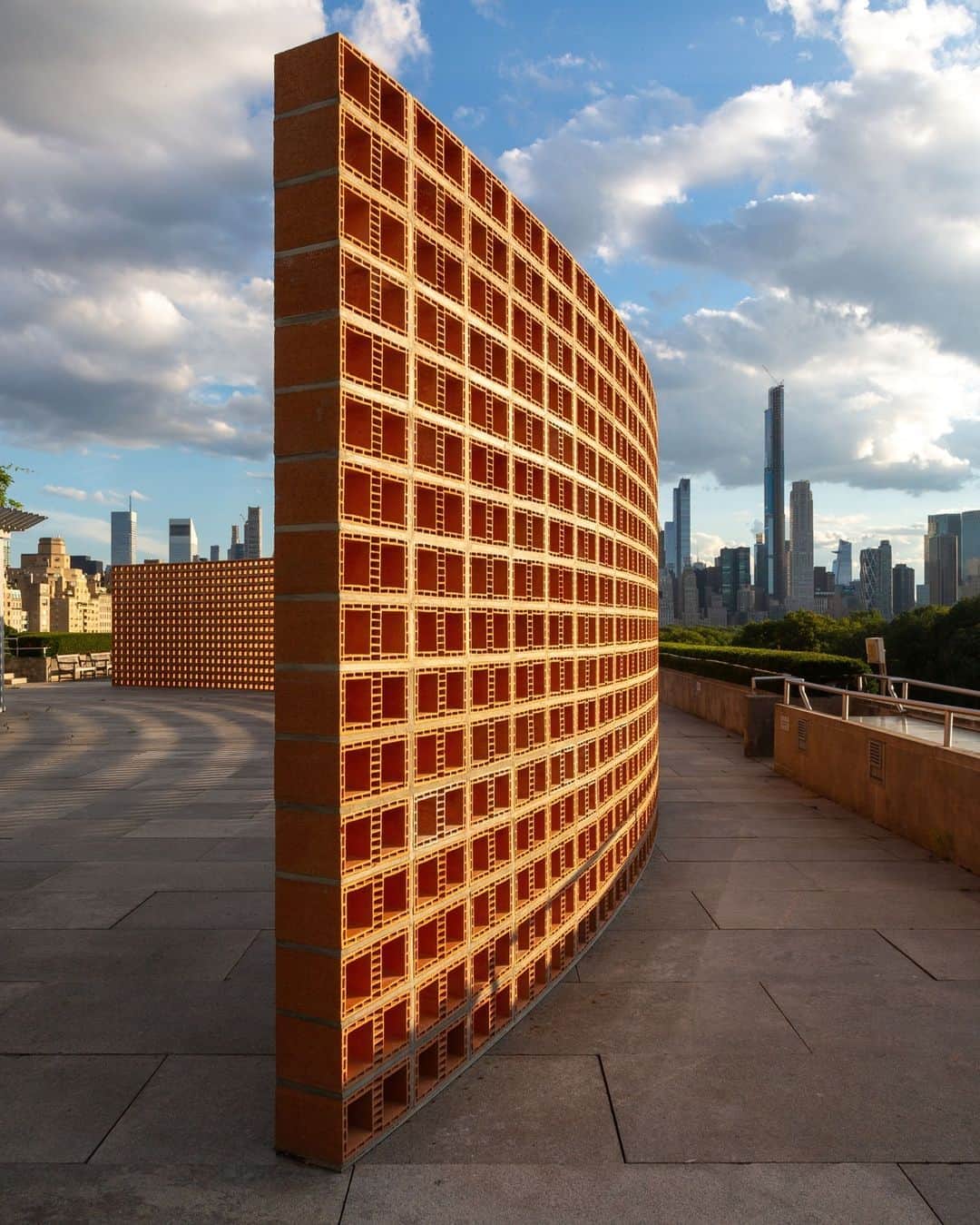 のインスタグラム：「"A gesture as simple as suddenly seeing light shining through the wall...can mean a lot." —Héctor Zamora⁣⁣⁣⁣ ⁣ When a wall is both a barrier and an opening, how does it reshape our understanding of space, of interaction, of humanity? ⁣ ⁣ On the last day of #LatinxHeritageMonth, we're reflecting on the words and work of #HéctorZamora, whose installation "Lattice Detour"—constructed of terracotta bricks made of Mexican earth, using local labor and traditional processes—is on view on the #CantorRoof through December 7.⁣⁣⁣⁣ ⁣⁣⁣⁣ 🎥 Hear and watch more from Zamora at the link in bio. ⁣ ___⁣ "Un gesto tan simple como detectar de repente a la luz brillar a través de la pared... puede significar mucho." -Héctor Zamora⁣ ⁣ Cuando un muro es simultáneamente una barrera y una abertura, ¿cómo se modifica nuestra comprensión del espacio, de la interacción, de la humanidad? ⁣ ⁣ En el último día del #MesDeLaHerenciaLatinx, reflexionamos sobre las palabras y el trabajo de #HéctorZamora. Su instalación "Lattice Detour" -construida con ladrillos de terracota hechos de barro mexicano, usando mano de obra local y procesos tradicionales- está expuesto en el techo del Met hasta el 7 de diciembre.⁣ ⁣ 🎥 Escuche y vea más de Zamora atravez del enlace en bio.」