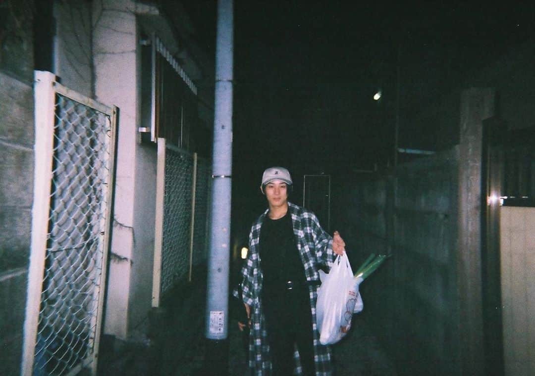 竹原聖一郎のインスタグラム：「寒い！今年も鍋の季節がやってきたね。みんなで鍋してぬくぬくしよう👽 明日からは『ウラシマコタロウ』舞台で佐賀と福岡に行くよ。楽しみー😎  #filmphotography #film #filmcamera #フィルム #ファインダー越しの私の世界 #photo  #舞台 #演劇 #鍋 #fashion #ファッション #likeforlikes」