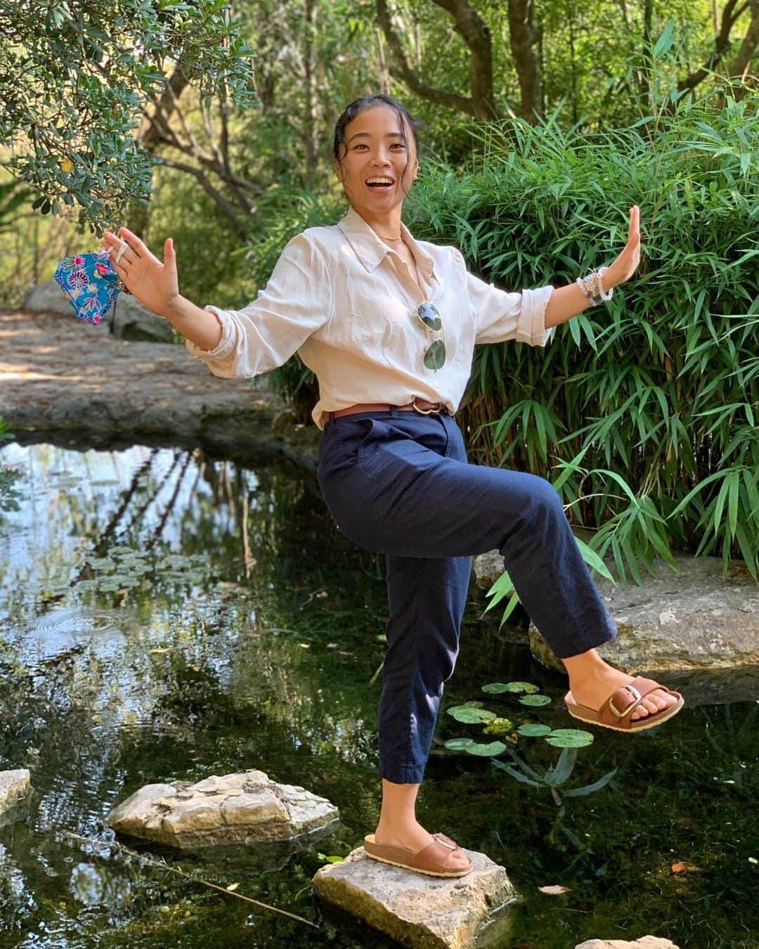のインスタグラム：「何故かグリコ。いや「神に祈りを」のやつかなw  オースティンの日本庭園にて一枚☝︎✨  右にスワイプすると、言っている意味がわかるはず！  #オースティン　#これジェイコブ氏待ち受け候補最終選考まで残って脱落 #アメリカ　#アメリカ生活　#テキサス　#グリコ良い事言ってる　#アニメオタクになったなw #ほぼ見てる。#何故かコアなのまで見てるw」