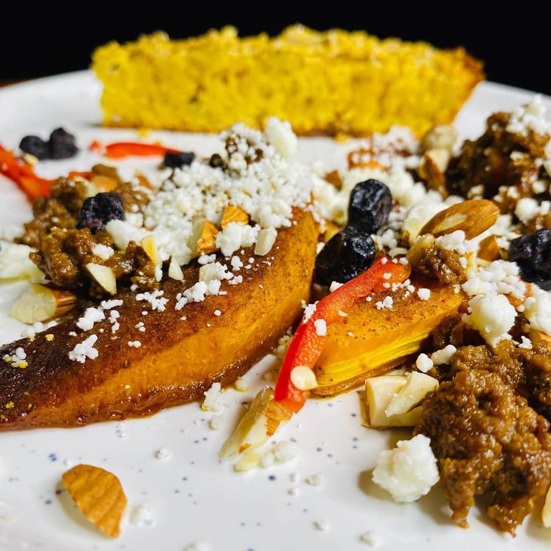 ケリスのインスタグラム：「CHIPOTLE MOLASSES SPICED PUMPKIN coming in tomorrow's GOLD MINE BOX with truffle ginger cornbread dried blueberries and feta crumble .」