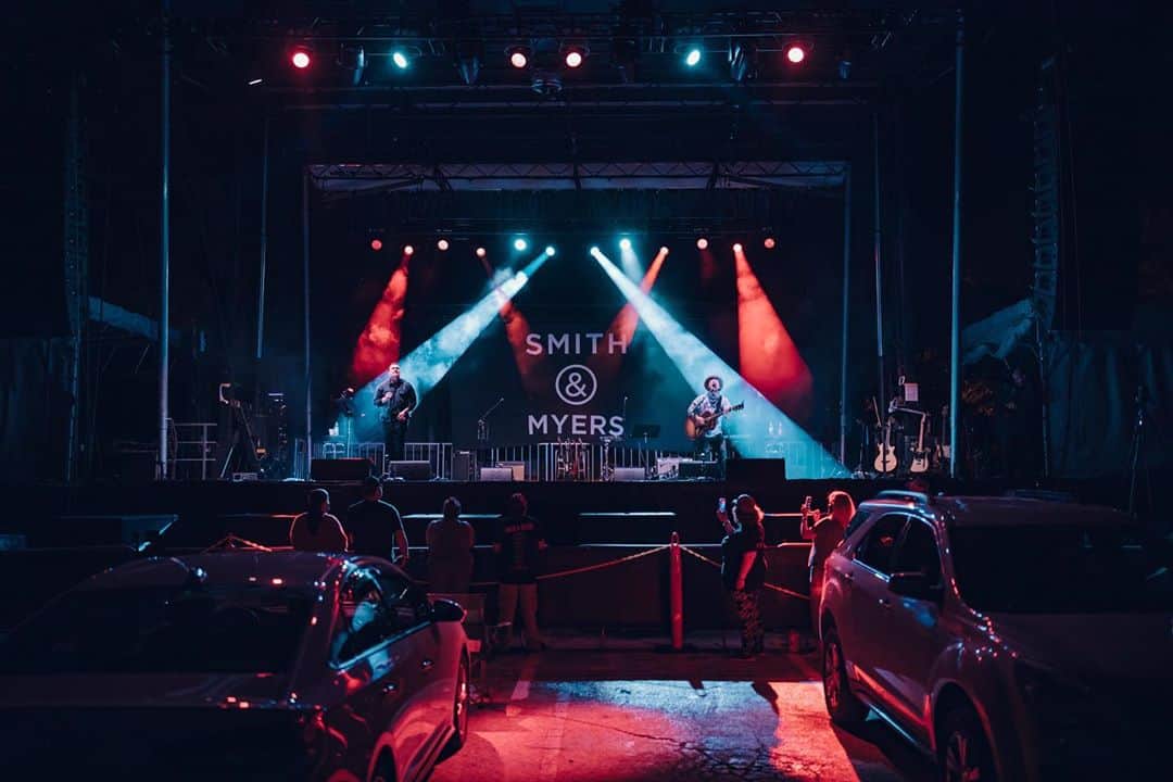 Shinedownさんのインスタグラム写真 - (ShinedownInstagram)「Catch @smithandmyersofficial + special guests @jrmooremusic @zackmack513 live and in-person on the #SMDriveInTour! @thebrentsmith & @zmyersofficial perform new songs from the double album + acoustic renditions of all your favorite Shinedown songs...  Join them for some socially distanced fun at the following upcoming dates! 🤘  10/15 Swanzey NH 10/17 Pontiac MI 10/21 Memphis TN 10/22 Alpharetta GA  🚗🎶🎫 smithandmyersmusic.com  📷 @brandleighh / @lsdrivein」10月16日 5時58分 - shinedown