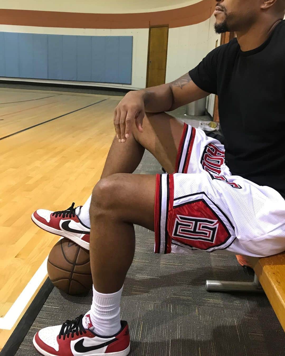 ネイト・ロビンソンのインスタグラム：「@youballtraining we at @holdatclothing appreciate the support #Holdat shorts 🩳 go crazy 😜」