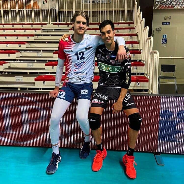 USA Volleyballさんのインスタグラム写真 - (USA VolleyballInstagram)「Why are these guys smiling? What's going on with national teamers overseas? Find out in this week's National Teams Update (🔗 in bio) #ntupdate」10月16日 6時04分 - usavolleyball