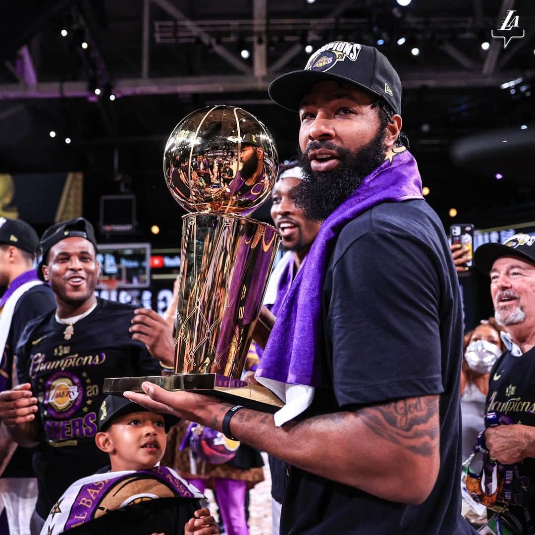 Los Angeles Lakersさんのインスタグラム写真 - (Los Angeles LakersInstagram)「From midseason acquisition to World Champion. Congrats, @keefmorris5.0 🏆」10月16日 6時10分 - lakers