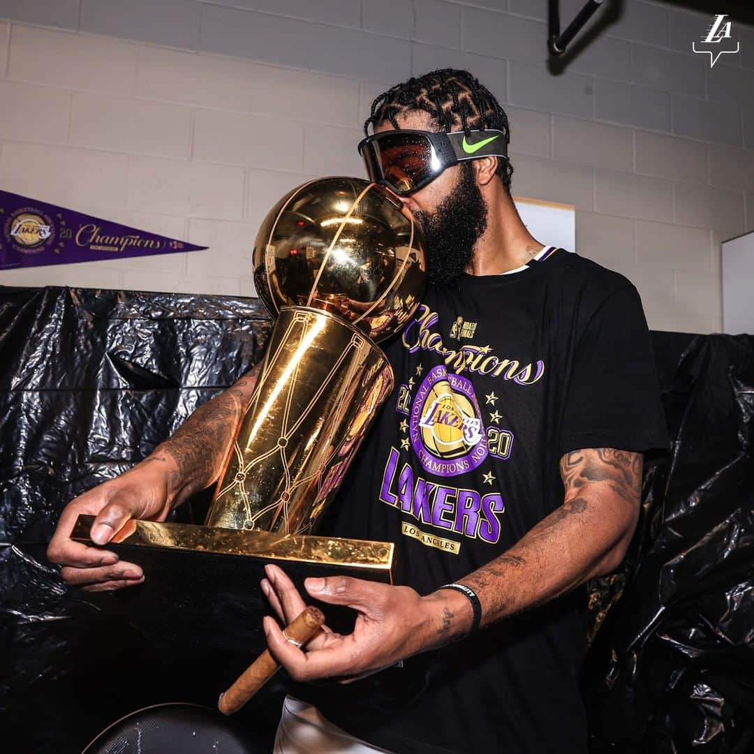 Los Angeles Lakersさんのインスタグラム写真 - (Los Angeles LakersInstagram)「From midseason acquisition to World Champion. Congrats, @keefmorris5.0 🏆」10月16日 6時10分 - lakers