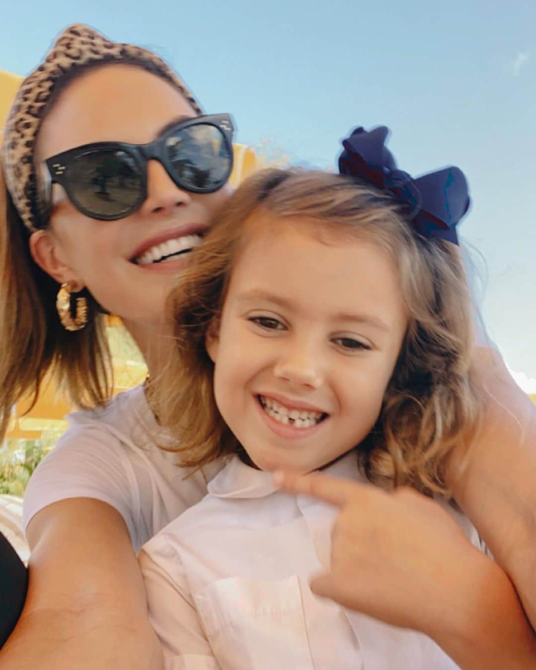 Elizabeth Chambers Hammerのインスタグラム：「Baby girl lost her first tooth (TWICE...second time with a magnificent recovery, thanks to our @palmheightsgc fam)! And I’m not ok. No one warned me that this is a HIGHLY emotional event. 😫」