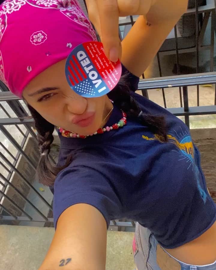 ルナ・ブライズ・ボイドのインスタグラム：「VOTED ✨💫💘🌈 this election is so so sooo important people !!! your vote matters 🥰 link in bio for all the voting info you need :) #vote」