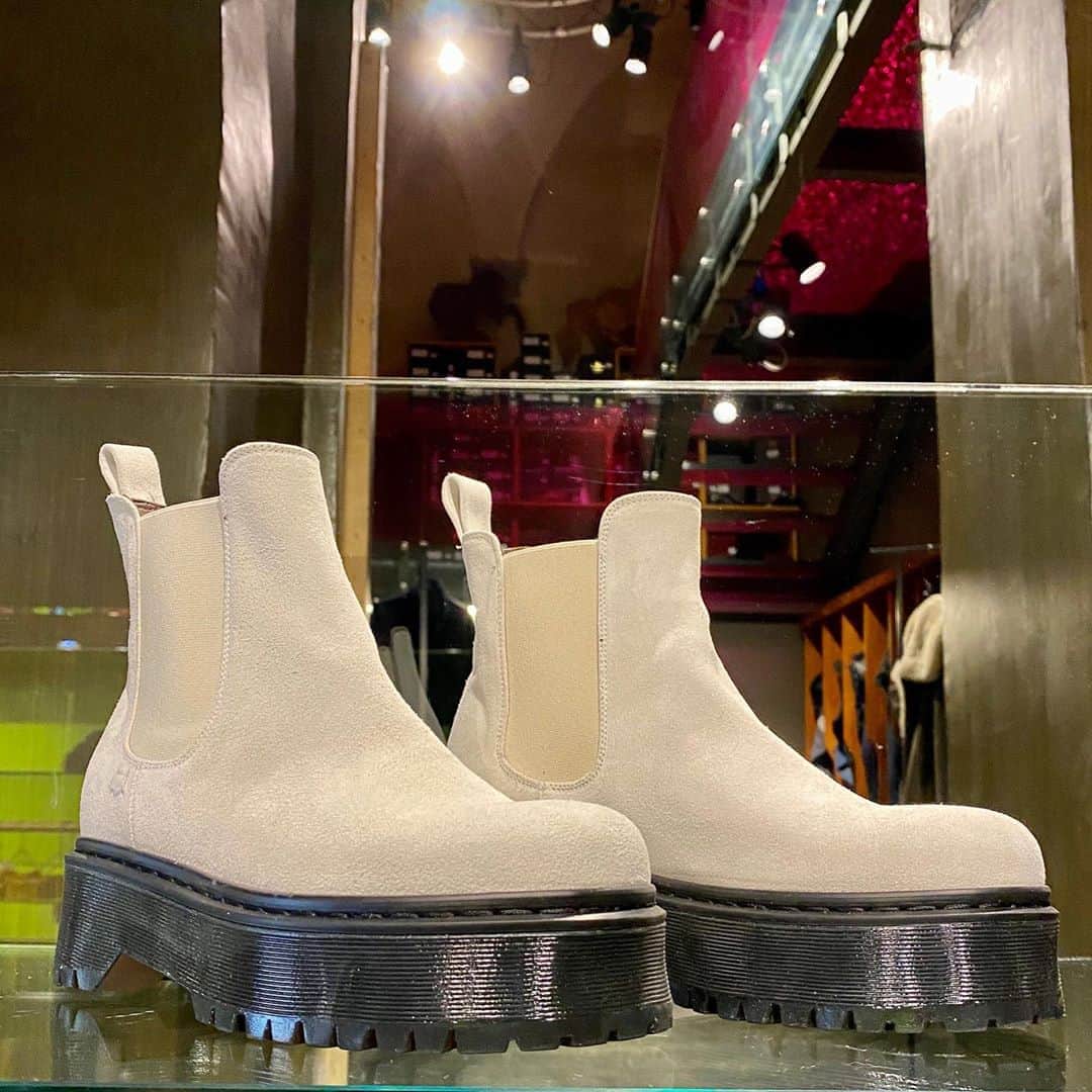のインスタグラム：「White suede beatles @flowstore.fi #collectionpriveeofficial  • • • • • #newcollection #collectionpriveeaccessories #totalwhite #beatles #whitesuede #madeinitaly #fashionista #womensshoes #womensbeatles #shoesaddict #contemporary #bestboutique #flowfirenze #iconic #rubbersole」
