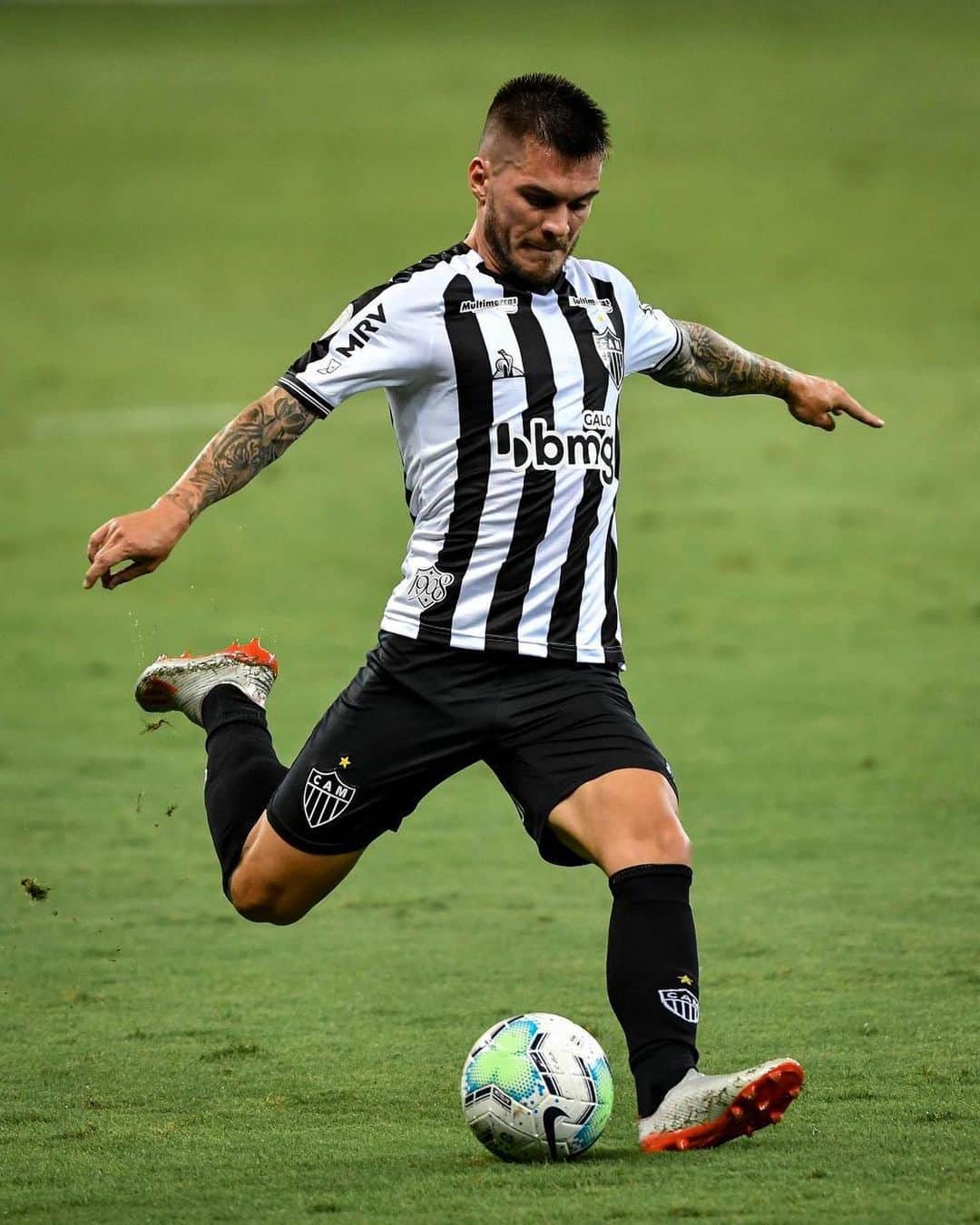 ナタンのインスタグラム：「Seguimos em busca dos nossos objetivos. Logo já tem mais uma batalha. Vamos Galo 💪🏻🐔」