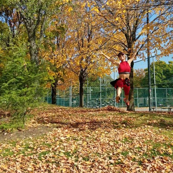 リュボーフィ・イリュシェチキナのインスタグラム：「I'm simply HAPPY  😁😁😁 Thank you everyone for all your sweet messages and wonderful wishes!  #happy #me #autumn」