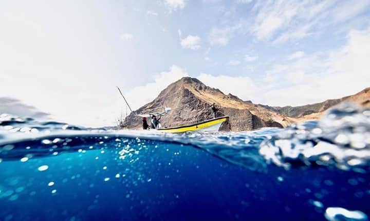 Costa Sunglassesのインスタグラム：「#OnePieceADay... Catch Costa Pro @CarterAndrewsFishing on our #BringTheWaterHome playlist and join the movement to #KickPlastic, one piece at a time. Watch now at the link in our bio. 📷: @perrinjames1 #BornOnTheWater」