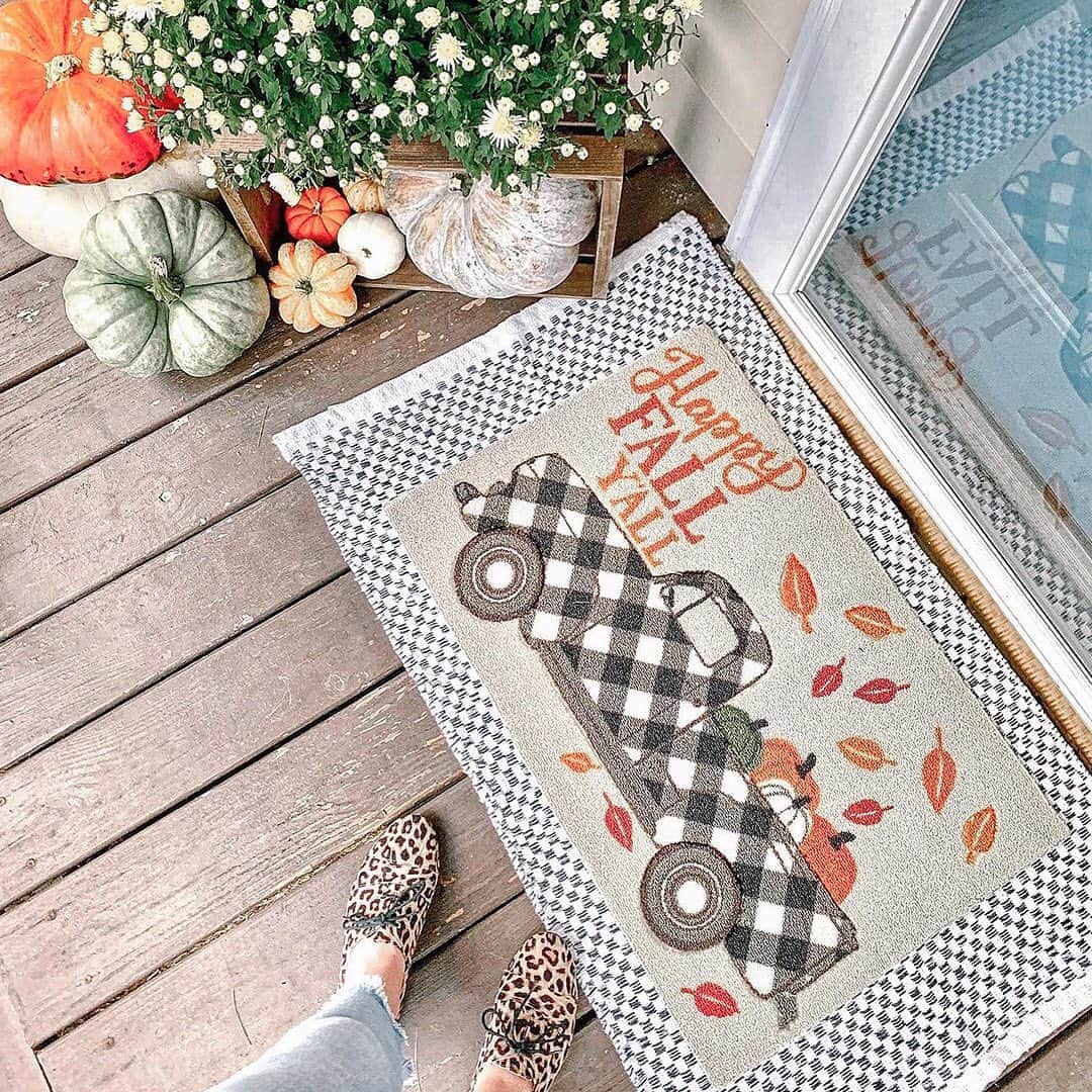 ロック&リパブリックのインスタグラム：「The fall makeover your front door deserves. 🎃 Thanks for the inspo, @grace.and.pearls! #Kohls #KohlsFinds」
