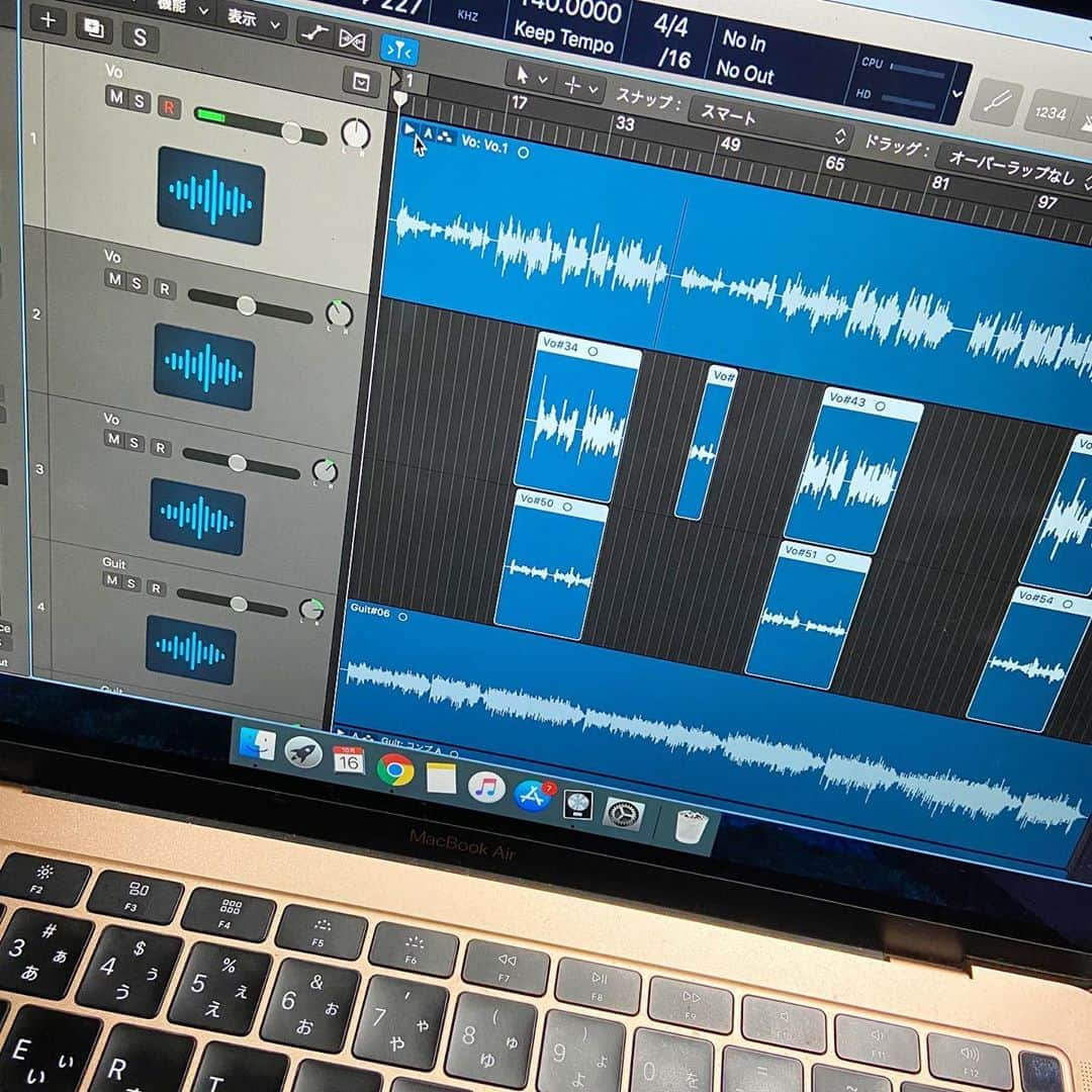 梶有紀子さんのインスタグラム写真 - (梶有紀子Instagram)「. 久々に新曲RECでこの時間🔴 でも満足感 でもあと一曲やりたい でも明日にしよう😴 でももう今日だよね . #macbookair #logicprox #宅録 #レコーディング #recording #REC #新曲 #お楽しみに . . #stayhome #梶有紀子 #yukikokaji #シンガーソングライター #弾き語り #ギター弾き語り #ミュージシャン #ギター女子 #ギタ女 #jpop #music #singer #songwriter #音楽好きな人と繋がりたい #instamusic」10月16日 6時33分 - kajiyukiko1112