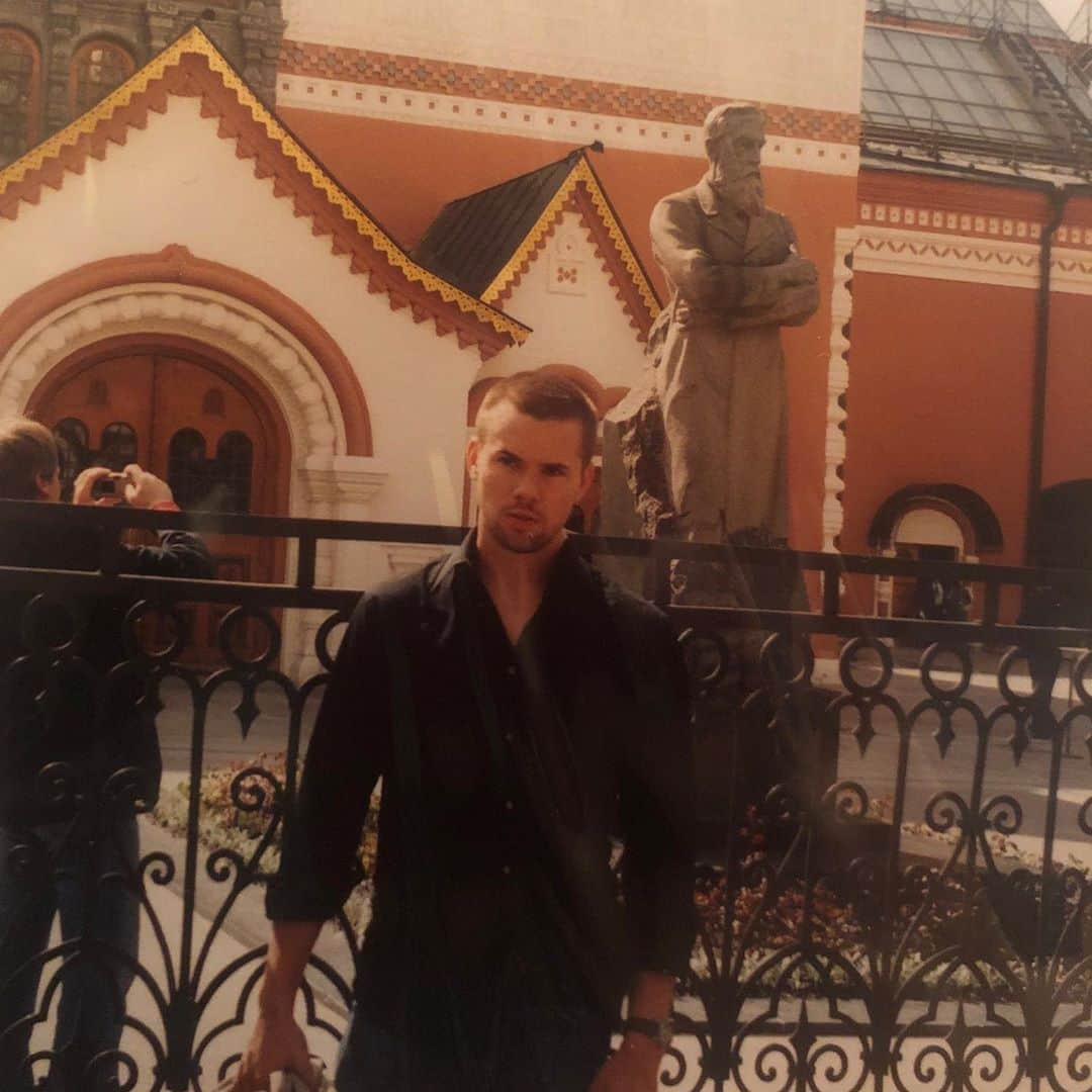 アンドリュー・ラネルズさんのインスタグラム写真 - (アンドリュー・ラネルズInstagram)「#tbt Me in Moscow in 2004. Clearly I was experimenting with a look. And an attitude. Photo Cred: Zuzanna Szadkowski」10月16日 6時36分 - andrewrannells