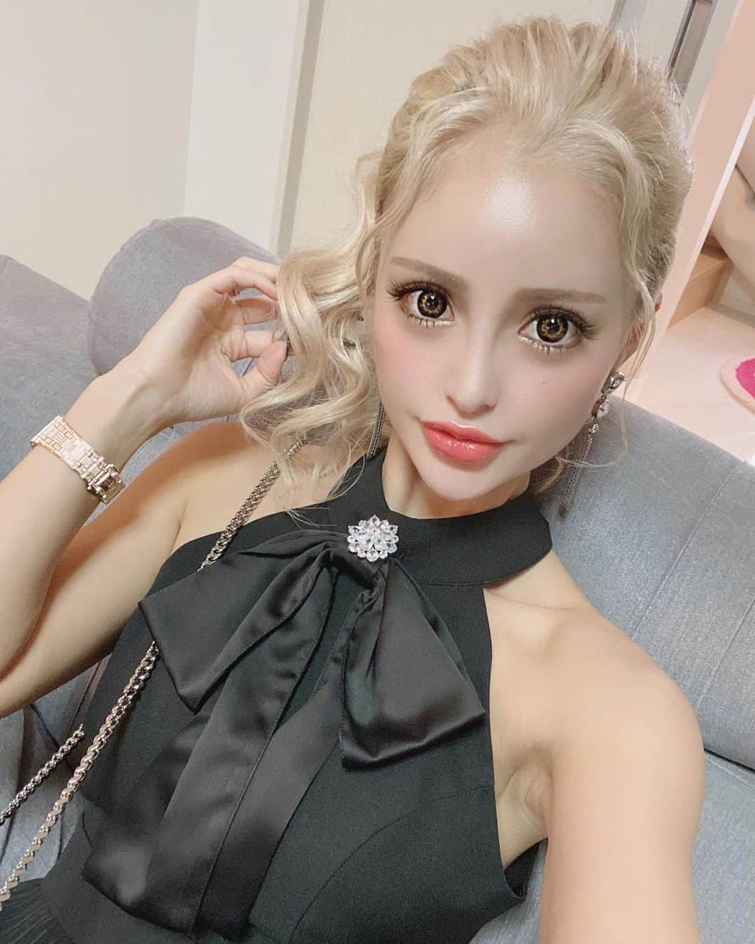 ぱぴのインスタグラム：「. . 昨日の髪型好評でしたん🥰🙌 シールエクつけたままリタッチ してもらったよん♫レイリーの エクまぢで取れないから良き😍 そんでもってサラサラで痛くない🥺もうハゲない👍w れいかさん❤️いつもありがとうございます🤗らぶ💕 . . #ヘアスタイル #ブロンドカラー #シールエクステ  #ヘアセット #ヘアサロン #レイリー #今泉  #hairstyle #photo」