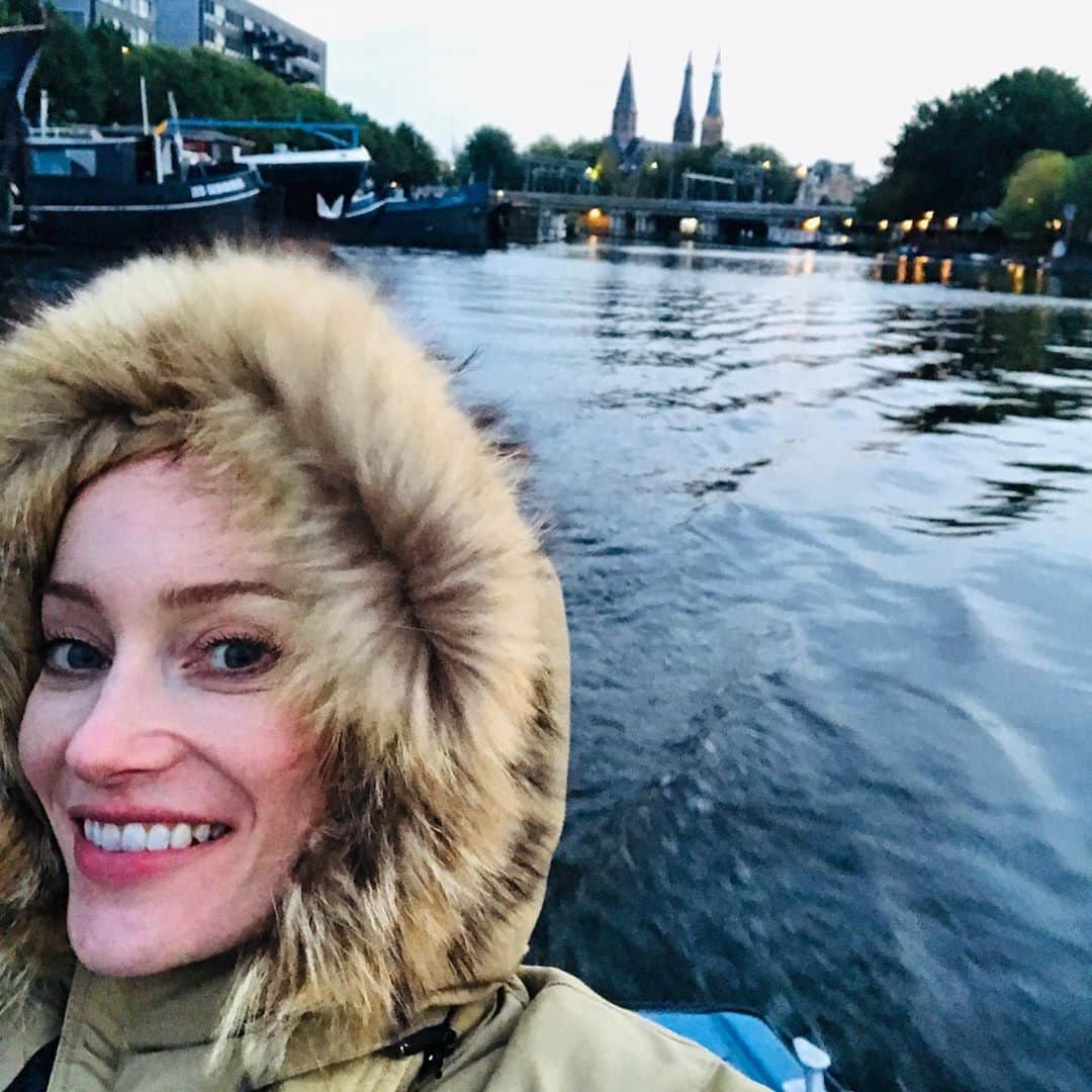 ロッテ・ヴァービークさんのインスタグラム写真 - (ロッテ・ヴァービークInstagram)「Leaving for NYC tomorrow but this was one of my fav moments of this short week in Amsterdam: autumnal boating on the canals 🚣‍♀️🍷🐦 💋」10月16日 6時49分 - lotteverbeek