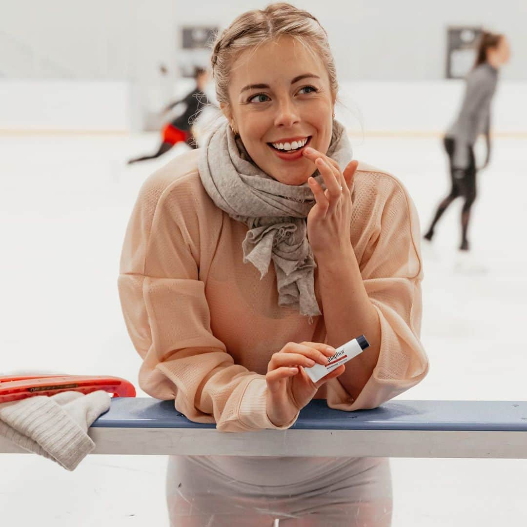 アシュリー・ワグナーさんのインスタグラム写真 - (アシュリー・ワグナーInstagram)「#ad Heading into winter and already upping my @AquaphorUS game. Living in an ice rink definitely doesn’t help, but I always apply Aquaphor Healing Ointment on my lips and hands to help prevent moisture loss and restore smooth, healthy skin. If you want to protect your skin all winter long from the harsh weather, check out Aquaphor Healing Ointment at @Target. It comes in all different sizes so you can keep it in every coat pocket, in your car, bedside table or wherever else your heart desires! Nobody likes chapped lips, so get yourself some @AquaphorUS ASAP. #AquaphorUS #AquaphorLove #SpreadTheLove」10月16日 6時44分 - ashwagner2010