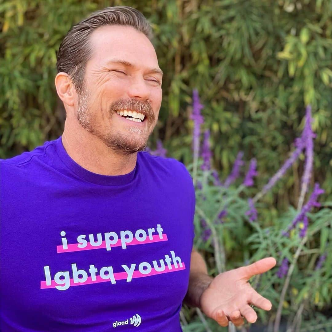 ジェイソン・ルイスのインスタグラム：「#LGBTQ youth disproportionately face bullying and harassment because of their identities.   That’s why I’m going purple today to take a stand against bullying for #spiritday this year 💪💜  Happy to be a part of the support mission.  When we diminish others, we diminish ourselves.  Learn more at glaad.org/spiritday」