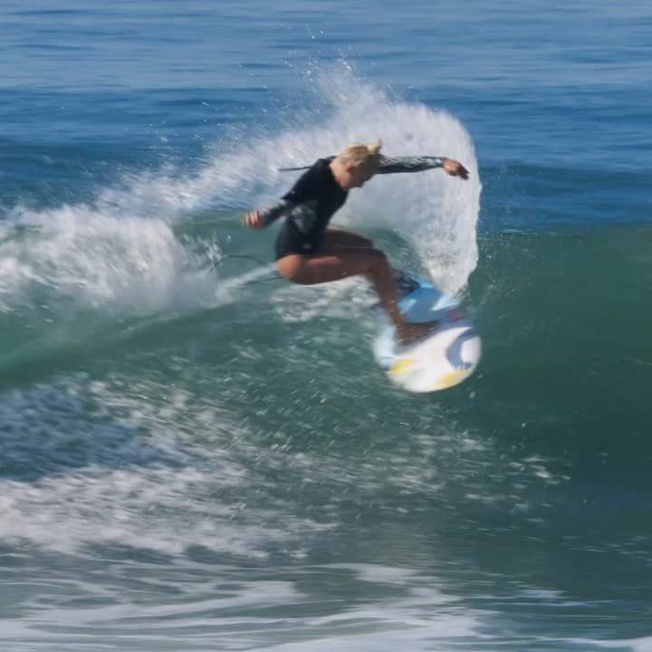 タティアナ・ウェストン・ウェブのインスタグラム：「Algumas ondas em lowers o outro dia 🤍 fun lil waves at lowers the other day 🤍 // edit: @jesse_mendes footage @iconam」