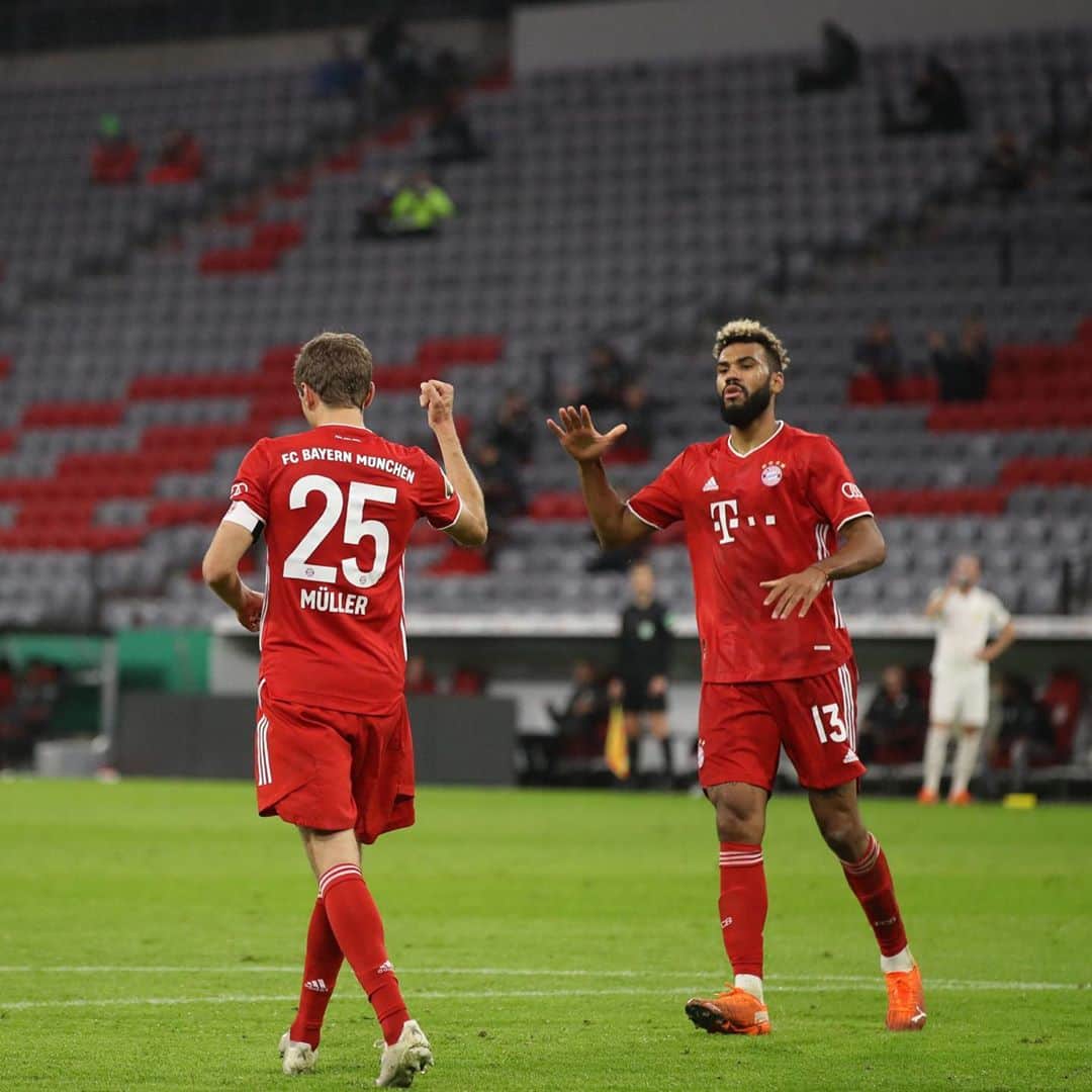 トーマス・ミュラーのインスタグラム：「Welcome to the family 🔥⚽️🔥 @mr.choupo @bounasarr @marcroca_21 @douglascosta #doppelpackerchoupo #dfbpokal #backatthepenaltycircle #respect1.FCDüren #bundesligaahead #esgehtwiederlos」