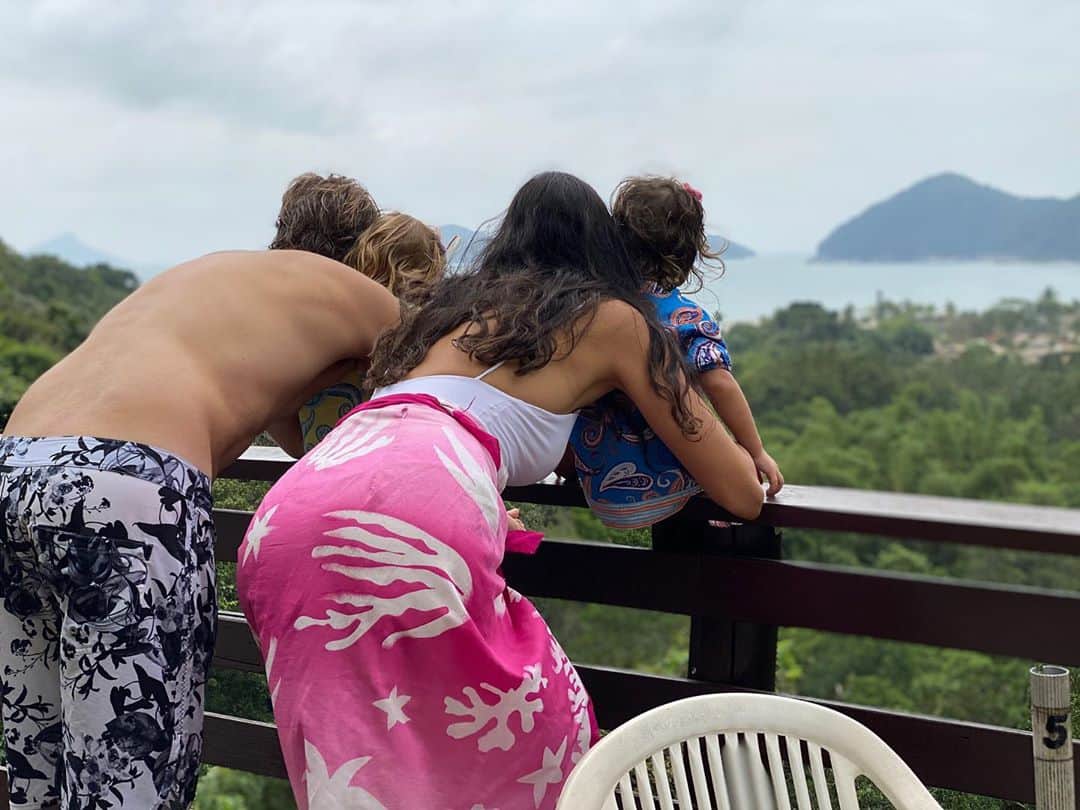 シェイラ・カストロのインスタグラム：「Sobre amor e família!!! Apreciando a vista com nossas pequenas! #albumdalizeninna #fazendomemória」