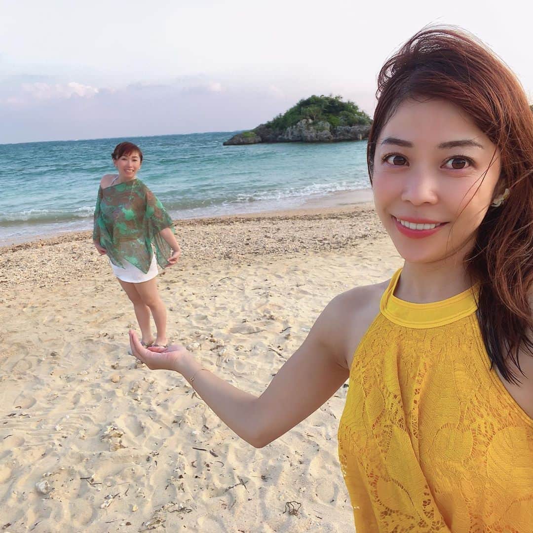 のインスタグラム：「沖縄に来てます🌺  海で手乗りピロコと遊んだり プールでパシャパシャしてます🥰  #沖縄旅行  #ビーチ  #手乗りピロコ #タビジョ  #恩納村  #夏はまだ終わらない」