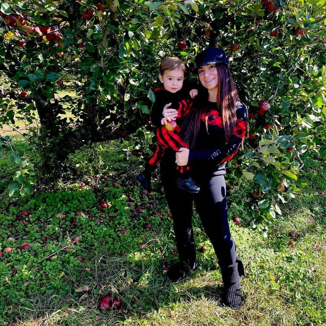 ディーナ・ニコール・コルテーゼさんのインスタグラム写真 - (ディーナ・ニコール・コルテーゼInstagram)「We were lucky enough to find a small farm by us that had some apples left 🍎 Cj had a blast his first time apple picking ❤️ he killed it!」10月16日 7時02分 - deenanicole