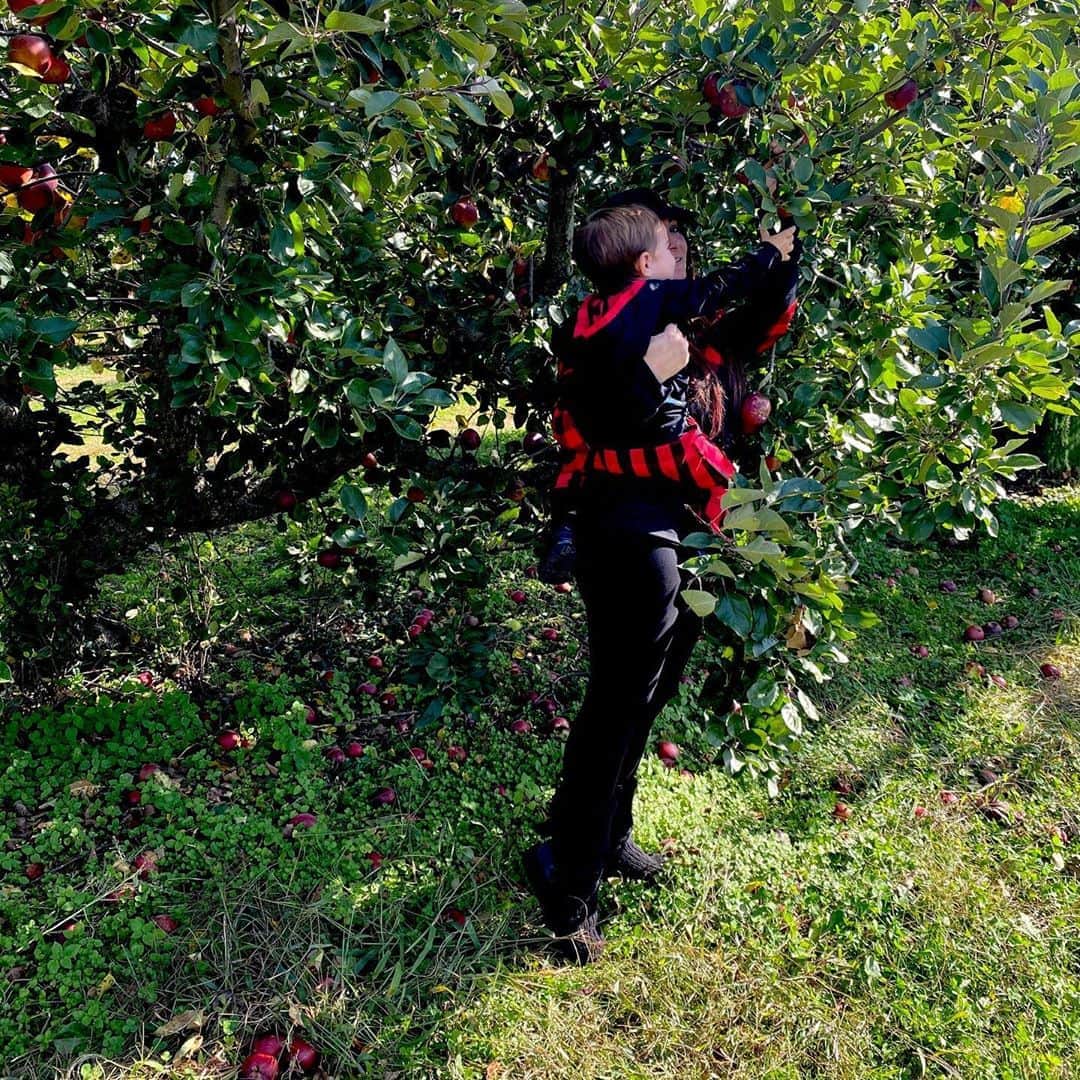 ディーナ・ニコール・コルテーゼさんのインスタグラム写真 - (ディーナ・ニコール・コルテーゼInstagram)「We were lucky enough to find a small farm by us that had some apples left 🍎 Cj had a blast his first time apple picking ❤️ he killed it!」10月16日 7時02分 - deenanicole