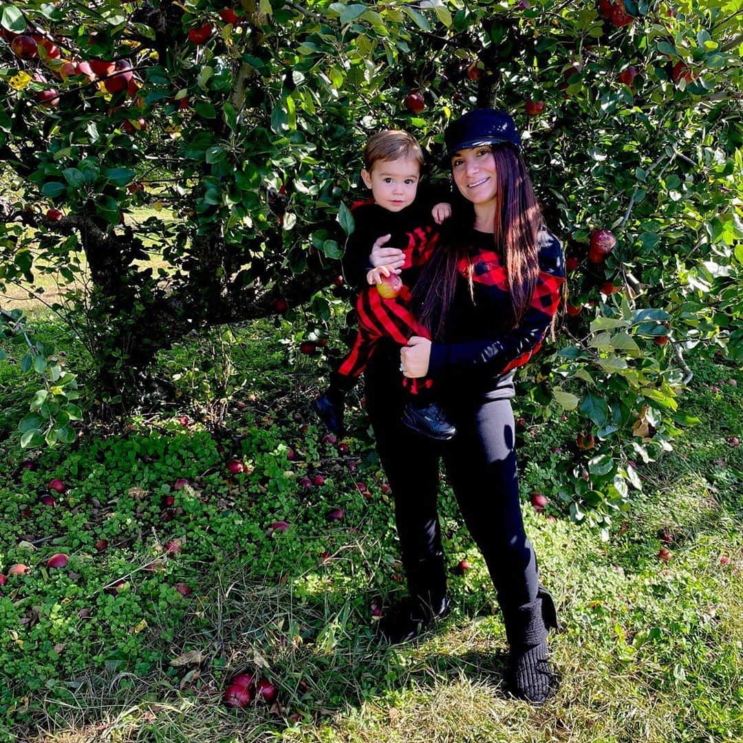 ディーナ・ニコール・コルテーゼのインスタグラム：「We were lucky enough to find a small farm by us that had some apples left 🍎 Cj had a blast his first time apple picking ❤️ he killed it!」