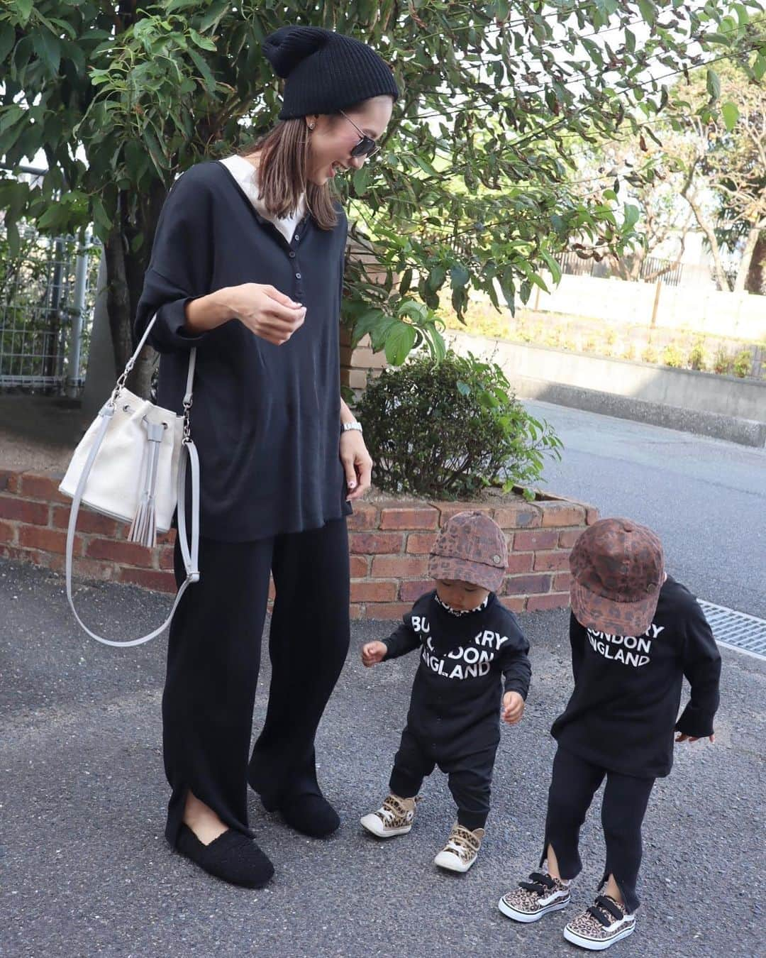 あすかさんのインスタグラム写真 - (あすかInstagram)「ㅤ ㅤ 🖤 ㅤ ㅤ mama ㅤㅤ tops： @canaljean 中のtシャツ： @uniqlo pt： @freaksstore_official bag： @bebe____ange knit cap： @beams_official  ㅤㅤ  brothers👶🏼👦🏻 @petitmain_official でgetした 新しいキャップがかわいい^ ^ レオパードついつい買っちゃう🐆🤎 ㅤ ㅤ ㅤ  #burberry#秋服コーデ#秋ファッション#お揃いコーデ#シンプルコーデ#公園コーデ#今日の服#今日のコーデ#着回しコーデ#コーデ記録#ファッション部#子供がいる暮らし#キッズウェア#お散歩コーデ#子供とお出かけ部#兄弟リンクコーデ#2歳差育児#2歳差兄弟#愛おしい我が子#男の子ママ#ブラックコーデ#レオパード#キャップコーデ#秋のママコーデ   ㅤ ㅤ」10月16日 7時09分 - ask_____10