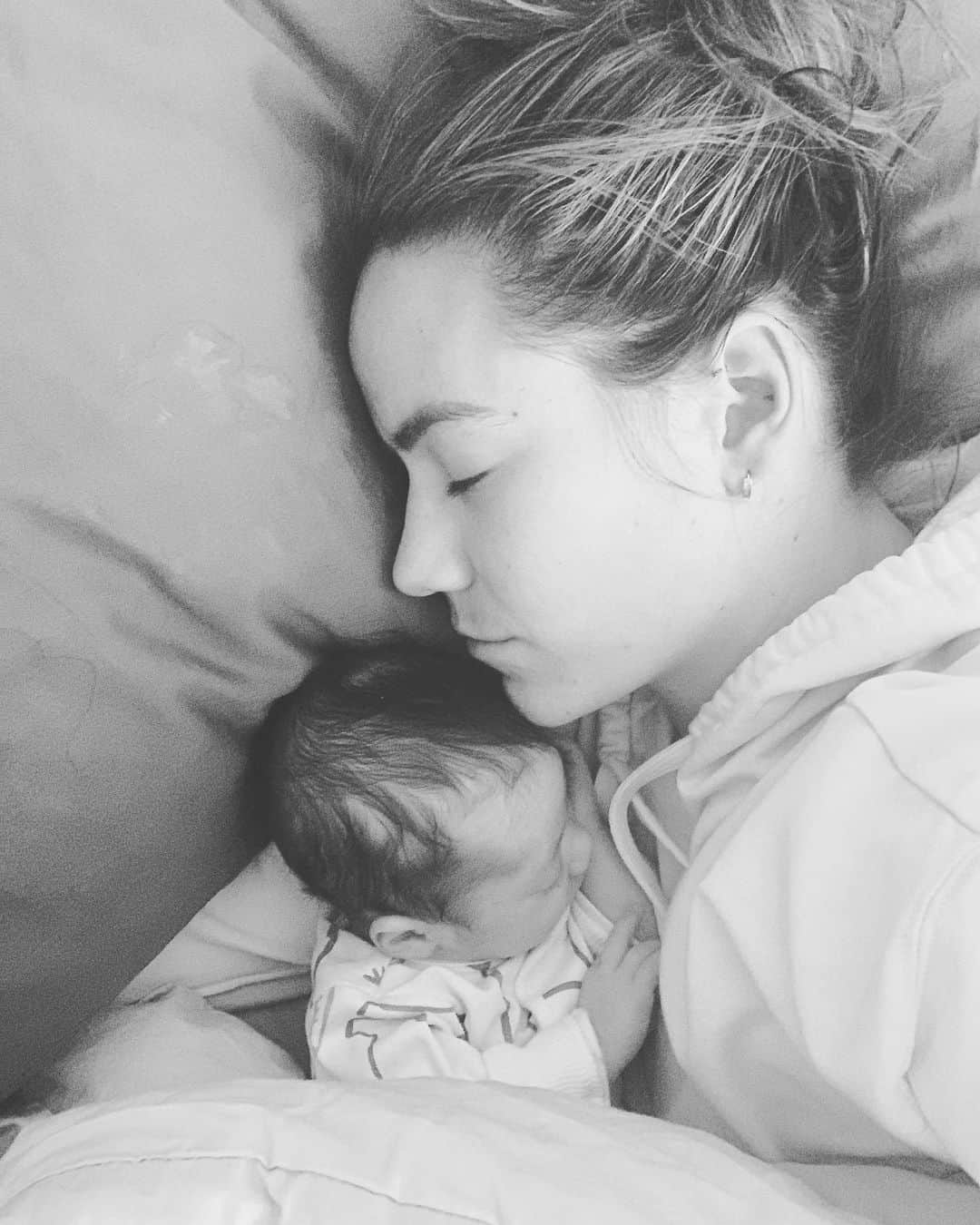 のインスタグラム：「3 months old 3 generations of badass women   @performasleep   “  I’m so grateful for my mom! She is ELITE at being a mom! It is a job that requires everything, every bit of your heart and soul.   We grew up with not much money and my parents would be terrified sometimes to not have enough money to pay for our groceries and the little that they have would go into paying for us to do sports and or follow our passions.  They always made it happen when it came to help us follow our passion and ended up with a world champion and an Olympian but more importantly they ended up with an amazing family filled with good people!   I hope I can be half as good as her as a mom  “  She came to visit from Canada and I am already missing our pyjama party, our training session and our long conversation about parenting ♥️🙌🏽」