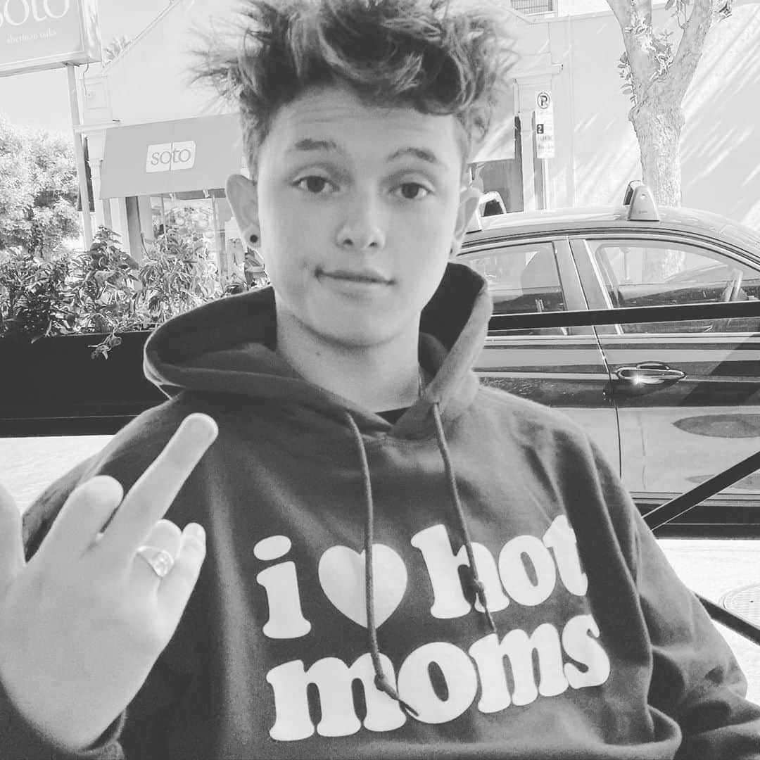 ジェイコブ・ザルトリウスのインスタグラム：「#momsforjacob 😍😍😍😍😍😍」