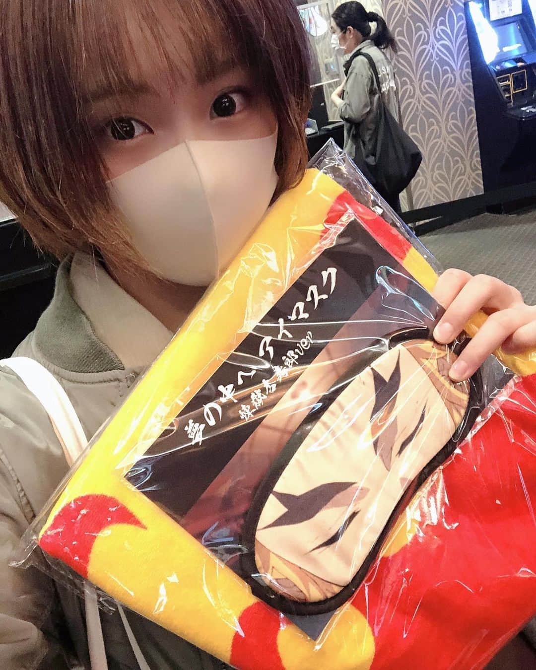 のインスタグラム：「劇場版『#鬼滅の刃　無限列車編』公開初日！！ ・ グッズ売り場の列がすごい！！ ・ 煉獄さんグッズとパンフ豪華版Get❣️❣️ ・ YouTube UPしたよ♪ 『グッズ列がすごい！劇場版「鬼滅の刃　無限列車編」初日きました！』 https://youtu.be/KH-lURERCdQ ・ ・ #煉獄杏寿郎 #映画　#我妻善逸ヘアー #我妻善逸　#我妻善逸ヘア　#我妻善逸オレンジ　#TOHOシネマズ #コスプレ #smile #girl  #shooting #셀카 #미소녀 #일본인 #非常好 #摄影 #塚田綾佳」