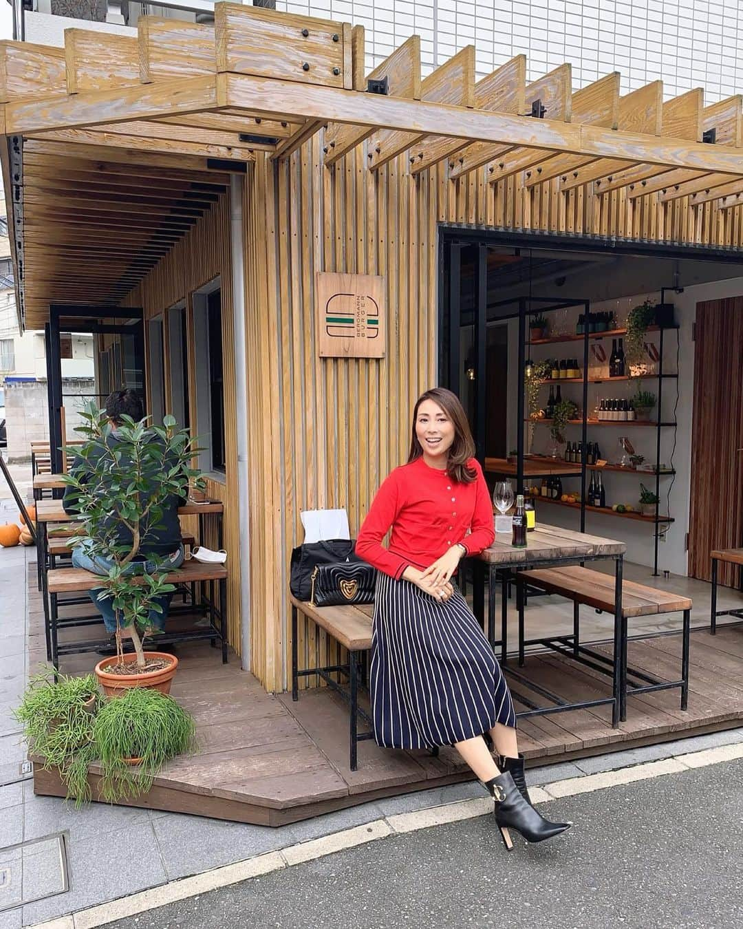 宮田綾子さんのインスタグラム写真 - (宮田綾子Instagram)「⁑ ランチコーデ♡ ONWARDの代表的なブランドといえば組曲ね @kmkk_jp @kumikyoku_jp ヴィスコースストレッチのカーディガンとスカートの赤×紺セットアップできれいめで印象的コーデに ニットのスカートって暖かい♪ 我ながら、赤似合うなー笑 私のプロフィールに24時間限定でこの上下がお得に購入できるクーポンコードが載ったURLを貼っておくのでチェックしてみてね☝️  ここから→  @ayako__miyata   ___________________∞__________________  インスタコンサルティング 受付中 詳細は @ayako__miyata  プロフィールURLよりご覧ください﻿﻿﻿﻿ ___________________∞__________________  #kmkk_ #kmkk1992 #pr #宮田綾子 #組曲 #セットアップ #ニット #カーディガン #スカート #ONWARD #オンワード #きれいめコーデ #きれいめファッション #ママコーデ #秋コーデ #秋服 #秋服コーデ #大人コーデ #大人カジュアル #bergmannburger #バーグマンバーガー」10月16日 7時20分 - ayako__miyata