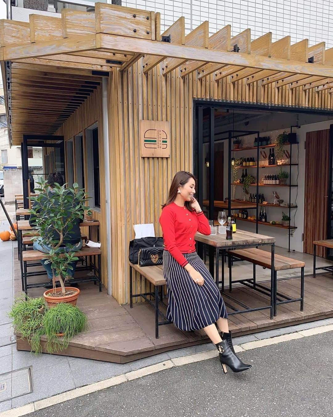 宮田綾子さんのインスタグラム写真 - (宮田綾子Instagram)「⁑ ランチコーデ♡ ONWARDの代表的なブランドといえば組曲ね @kmkk_jp @kumikyoku_jp ヴィスコースストレッチのカーディガンとスカートの赤×紺セットアップできれいめで印象的コーデに ニットのスカートって暖かい♪ 我ながら、赤似合うなー笑 私のプロフィールに24時間限定でこの上下がお得に購入できるクーポンコードが載ったURLを貼っておくのでチェックしてみてね☝️  ここから→  @ayako__miyata   ___________________∞__________________  インスタコンサルティング 受付中 詳細は @ayako__miyata  プロフィールURLよりご覧ください﻿﻿﻿﻿ ___________________∞__________________  #kmkk_ #kmkk1992 #pr #宮田綾子 #組曲 #セットアップ #ニット #カーディガン #スカート #ONWARD #オンワード #きれいめコーデ #きれいめファッション #ママコーデ #秋コーデ #秋服 #秋服コーデ #大人コーデ #大人カジュアル #bergmannburger #バーグマンバーガー」10月16日 7時20分 - ayako__miyata