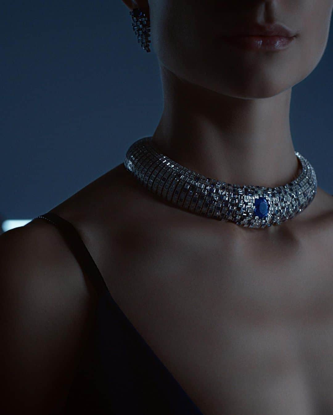 のインスタグラム：「Blue moon. Francesca Amfitheatrof’s Lune Bleue necklace gracefully drapes around the neck in an intricate latticework of gemstones, anchored by a large, lunar sapphire. See more from the #LouisVuitton Jewelry Artistic Director’s new Stellar Times High Jewelry Collection.」