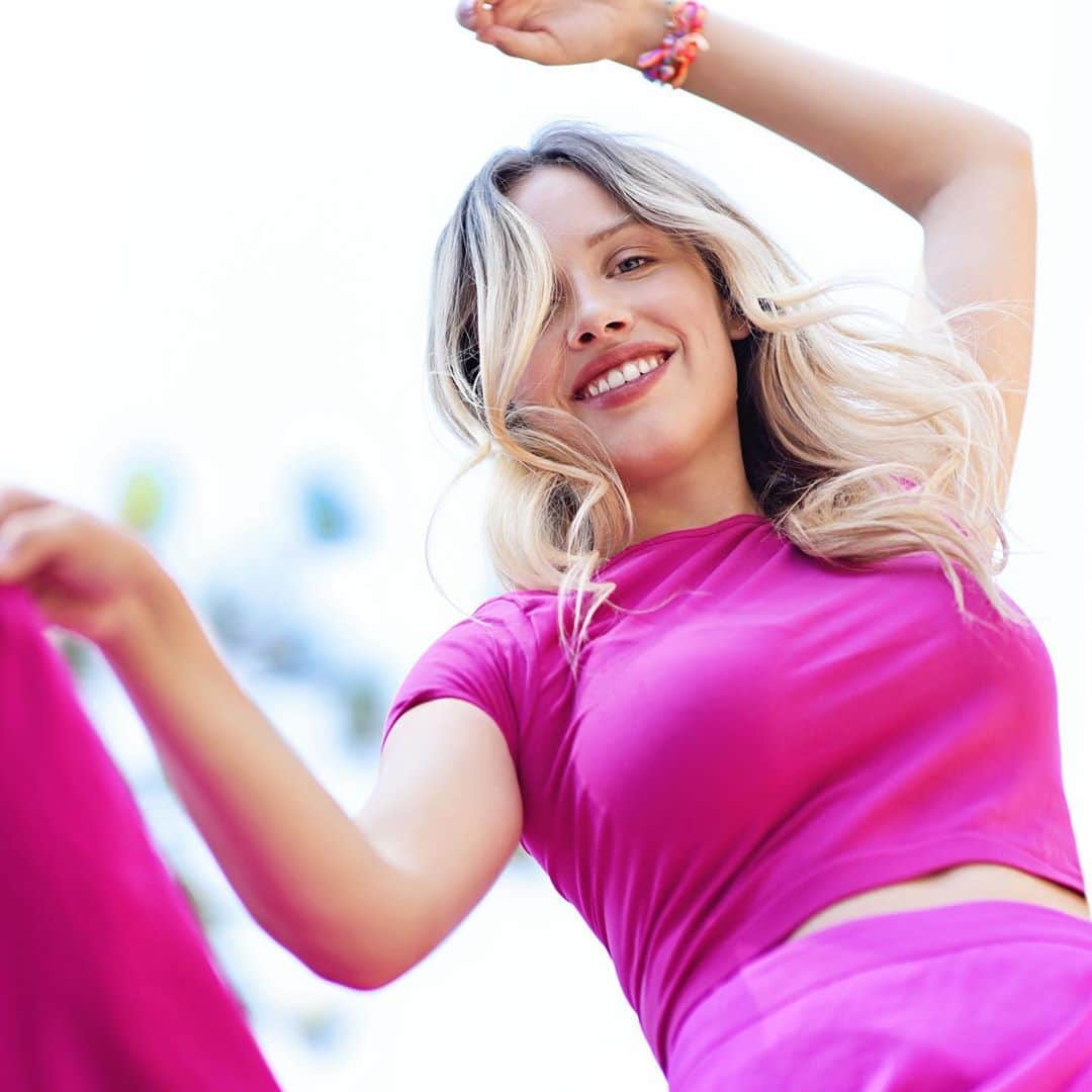 のインスタグラム：「giving ya real deodorant ad energy here... #confidence #fearless #alldayfreshness」