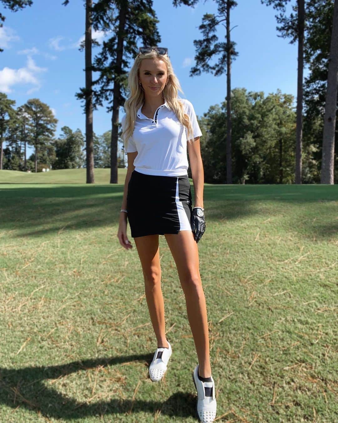 のインスタグラム：「Are you a fall golf kind of person? Or summer golf ?!   I’m loving the new Two-Tone Slit Skirt from PXG’s FW20 Line! 🖤🤍😍 collection dropped TODAY !!!⛳️🥳 go check it out!  #PXGTroops #PXGApparel #PXGFW20 #golf」