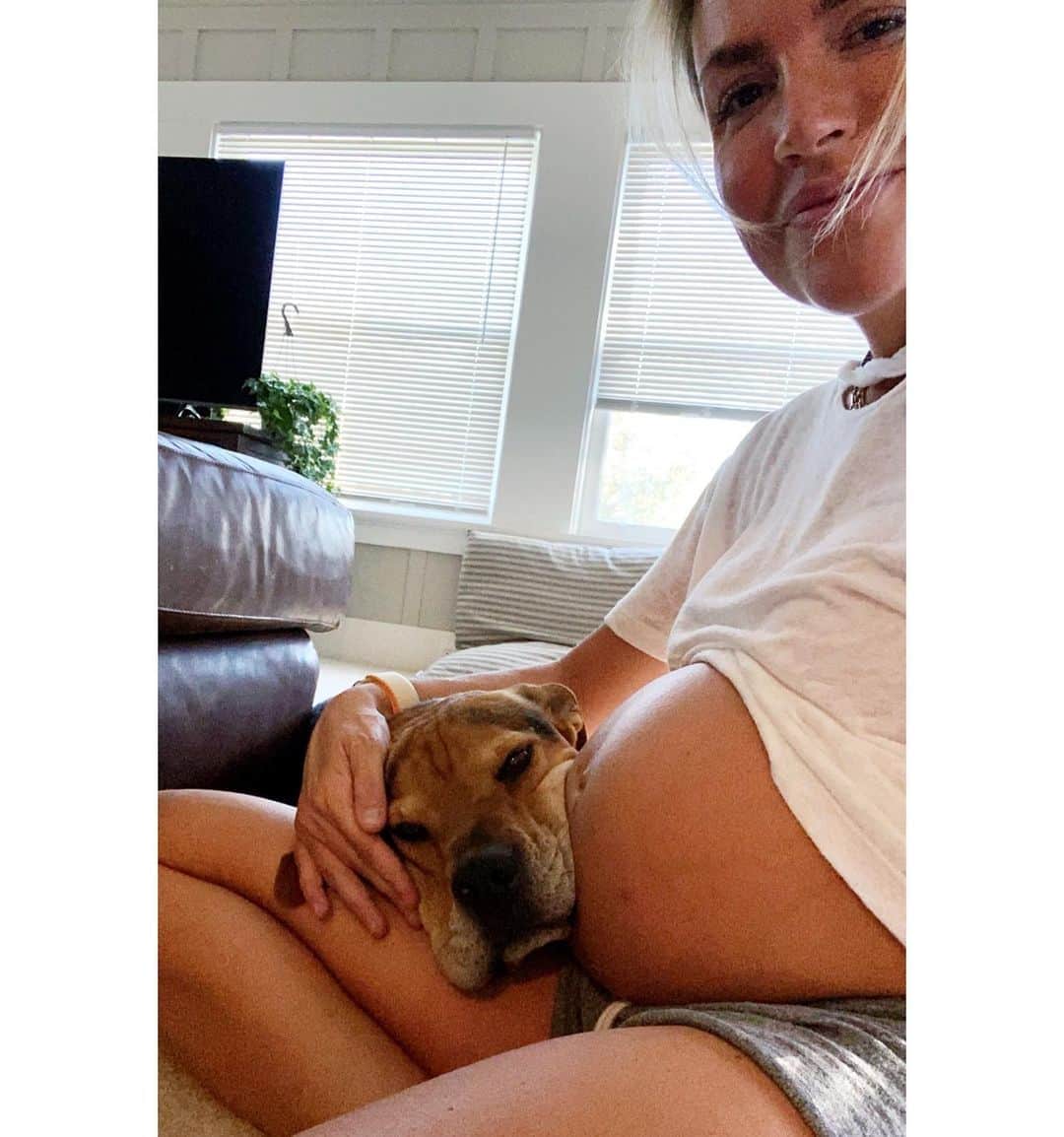 ジェシカ・シーバさんのインスタグラム写真 - (ジェシカ・シーバInstagram)「He’s patiently waiting for his newest baby 😍❤️😭」10月16日 7時38分 - mommasgonecity
