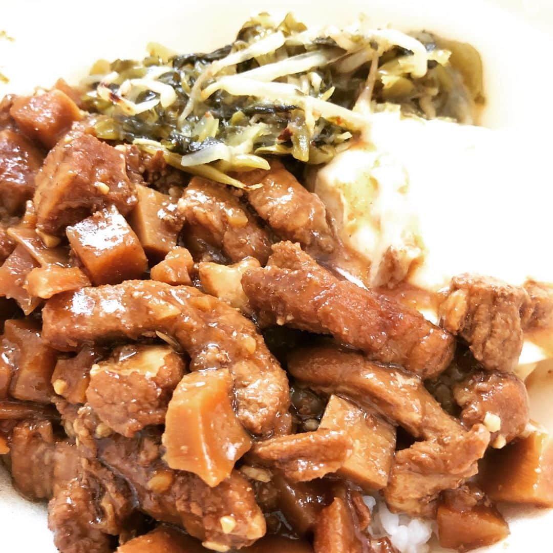 中村譲さんのインスタグラム写真 - (中村譲Instagram)「セブンの魯肉飯。本場はお茶碗一杯分しかないけど、結構ボリュームあるわ！ #魯肉飯 #豚の角煮丼 #セブンイレブン新商品 #好想台灣🇹🇼 #想到台北的生活了」10月16日 13時08分 - joechan1515