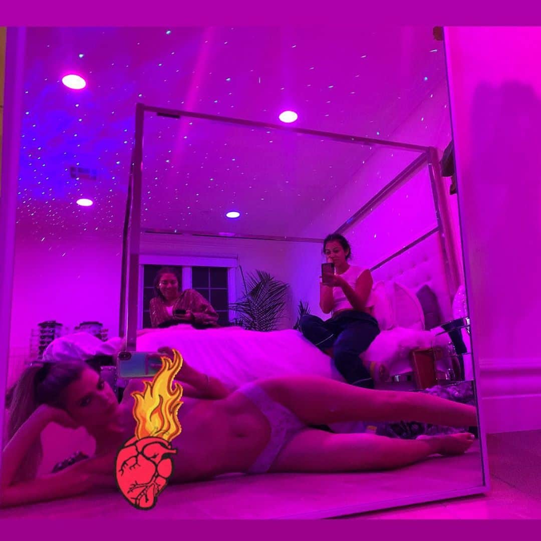 のインスタグラム：「pretty risqué」